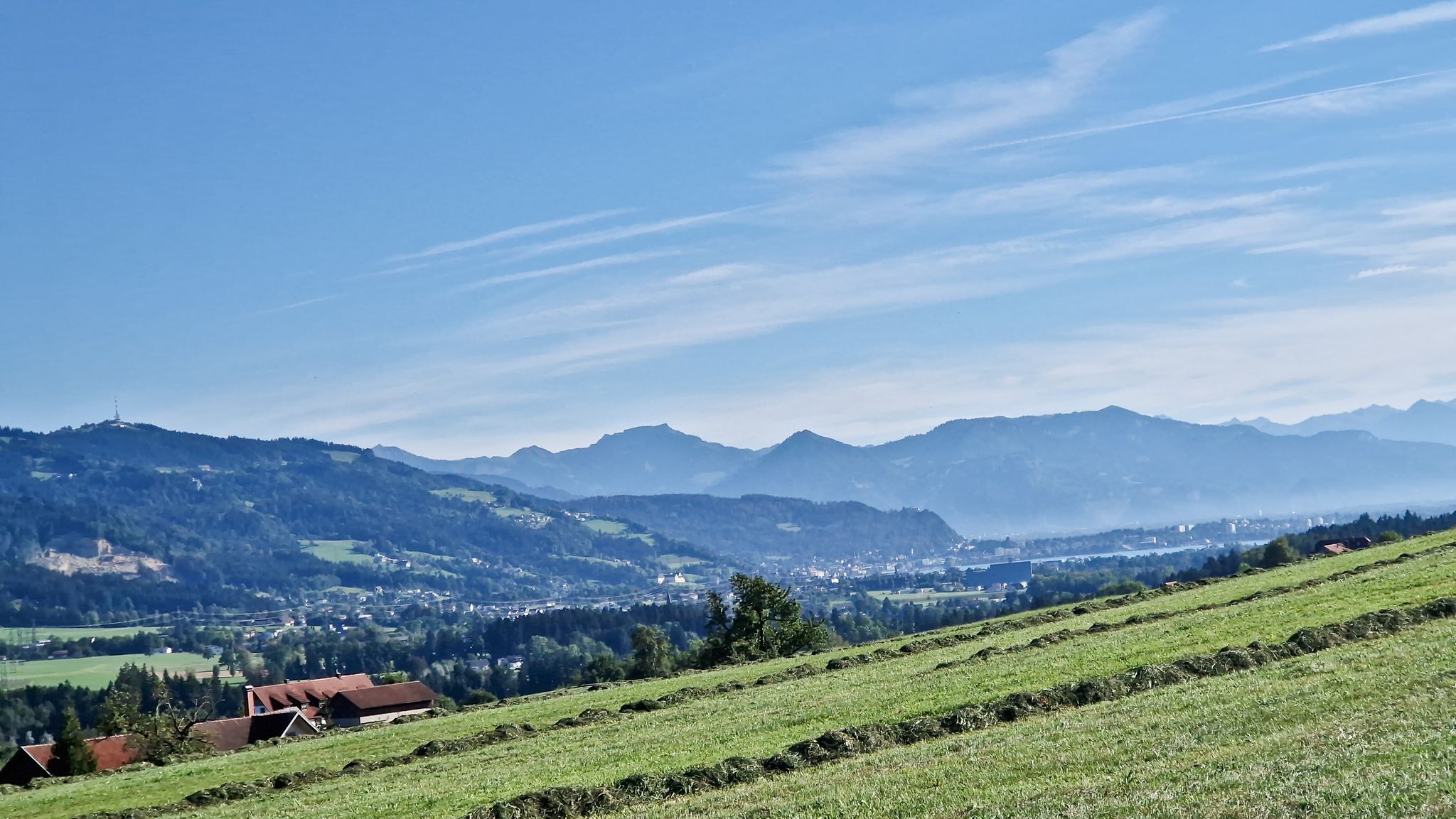 Ein Blick ins Laiblachtal. In der Bildmitte die Hohe Kugel und links dahinter der Hohe Freschen