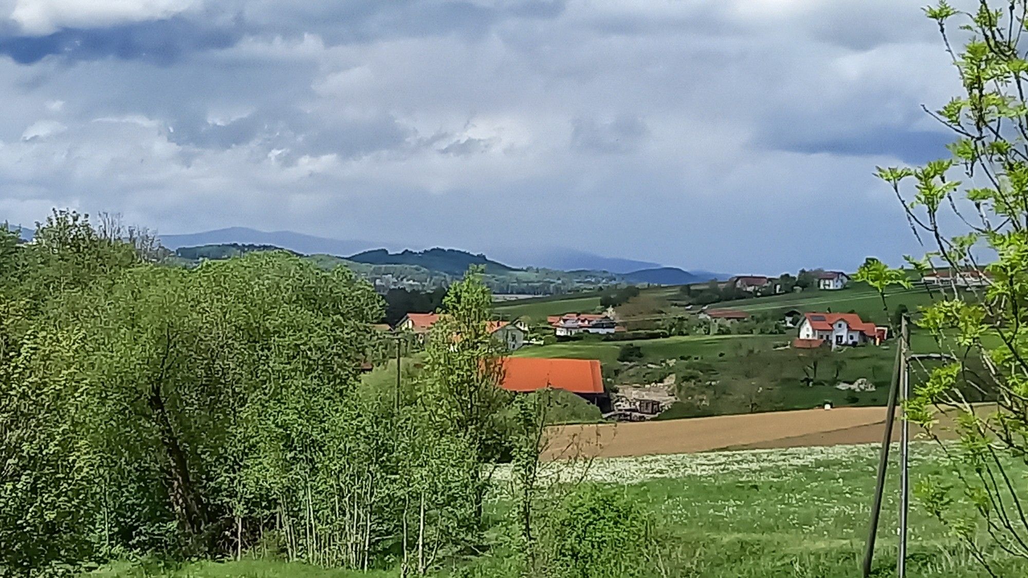 Hinten im Bay. Wald regnet's 🌦