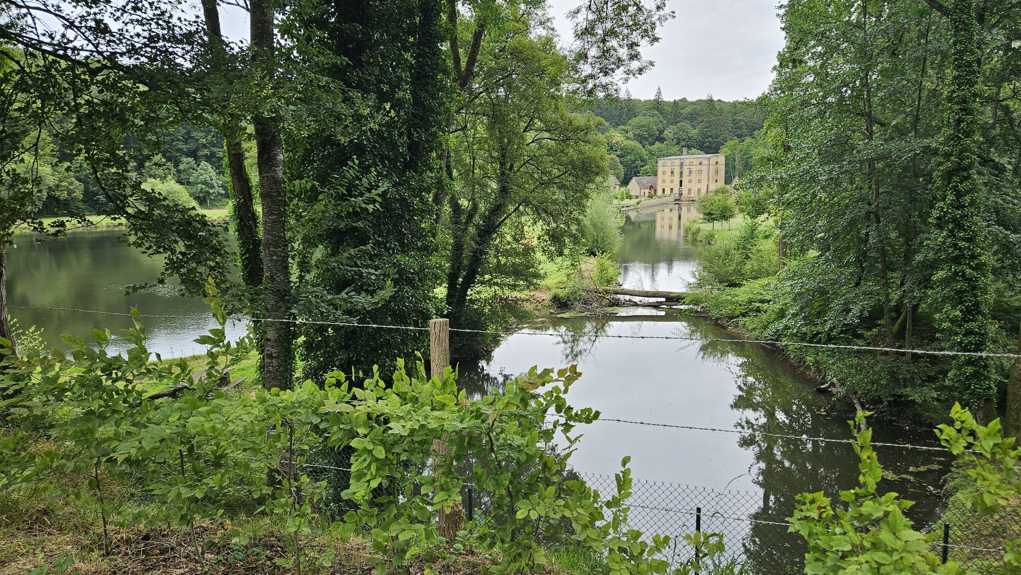 ces écluses venais alimenter ces deux étangs avant de continuer normalement vers le château de Versailles ces étangs servaient de retenue d'eau
