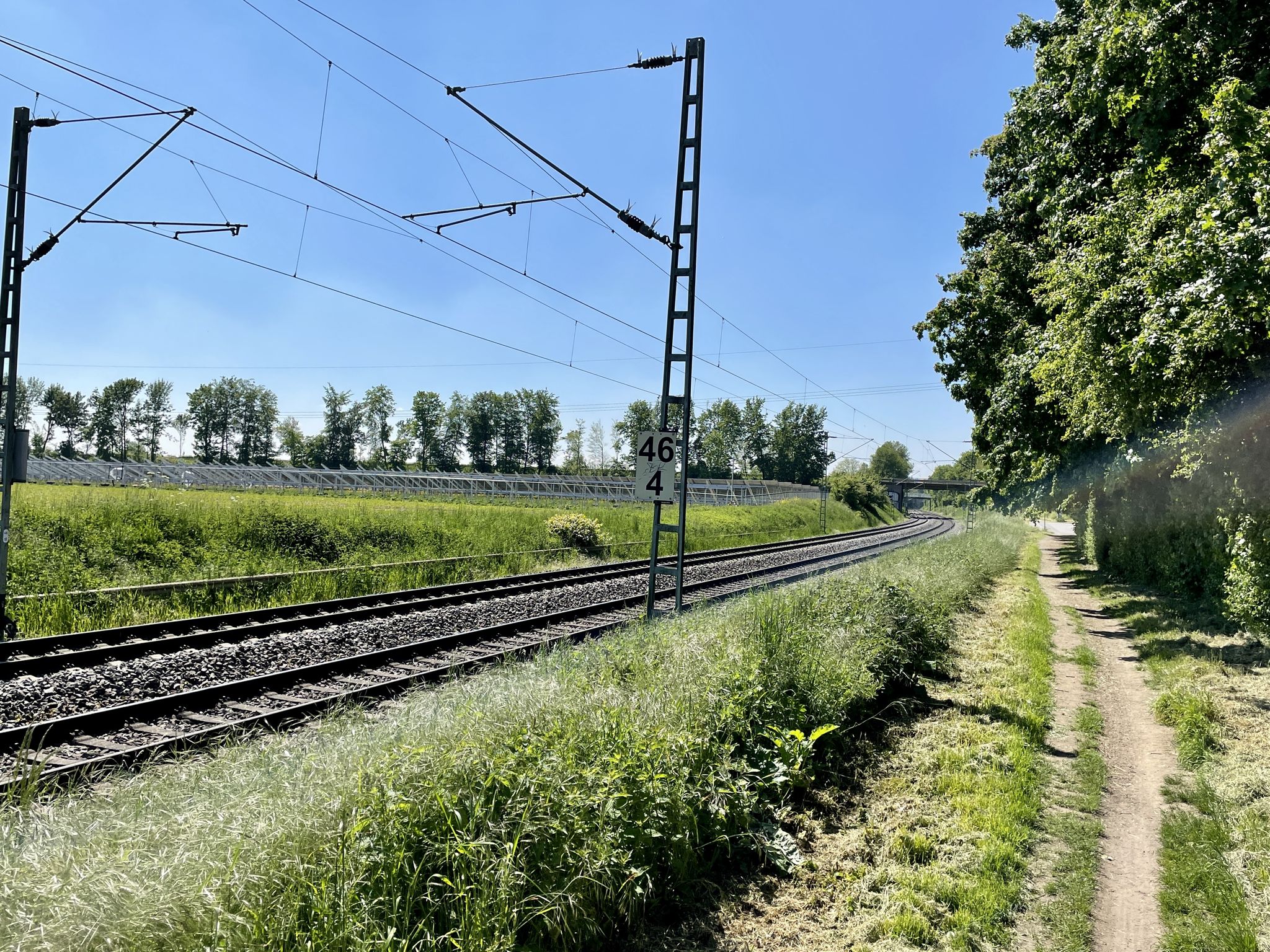 an der Bahn lang Richtung Baal, normalerweise fahre ich da auf den Gleisen
