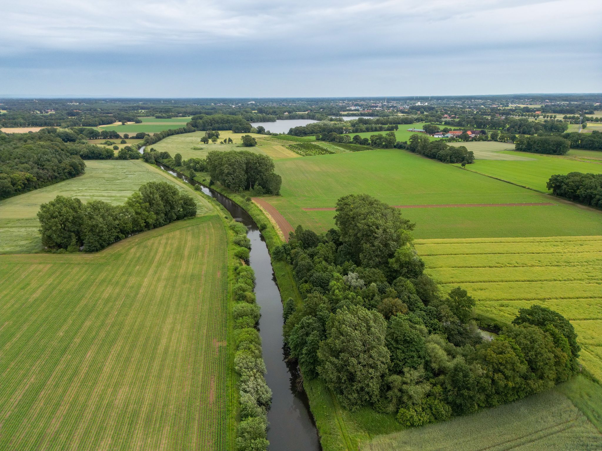 Der rechte Weg an der Ems entlang, vom Kottrupersee (hinten), ist teilweise nicht begehbar