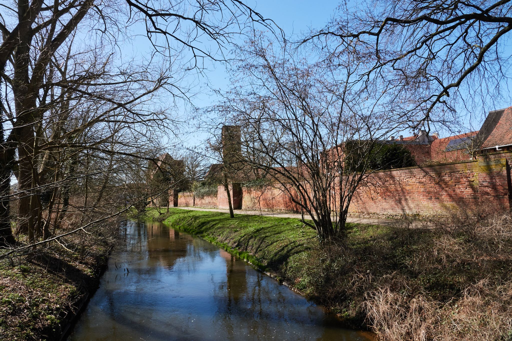 Die Stadtmauer betrachtet von der Brücke