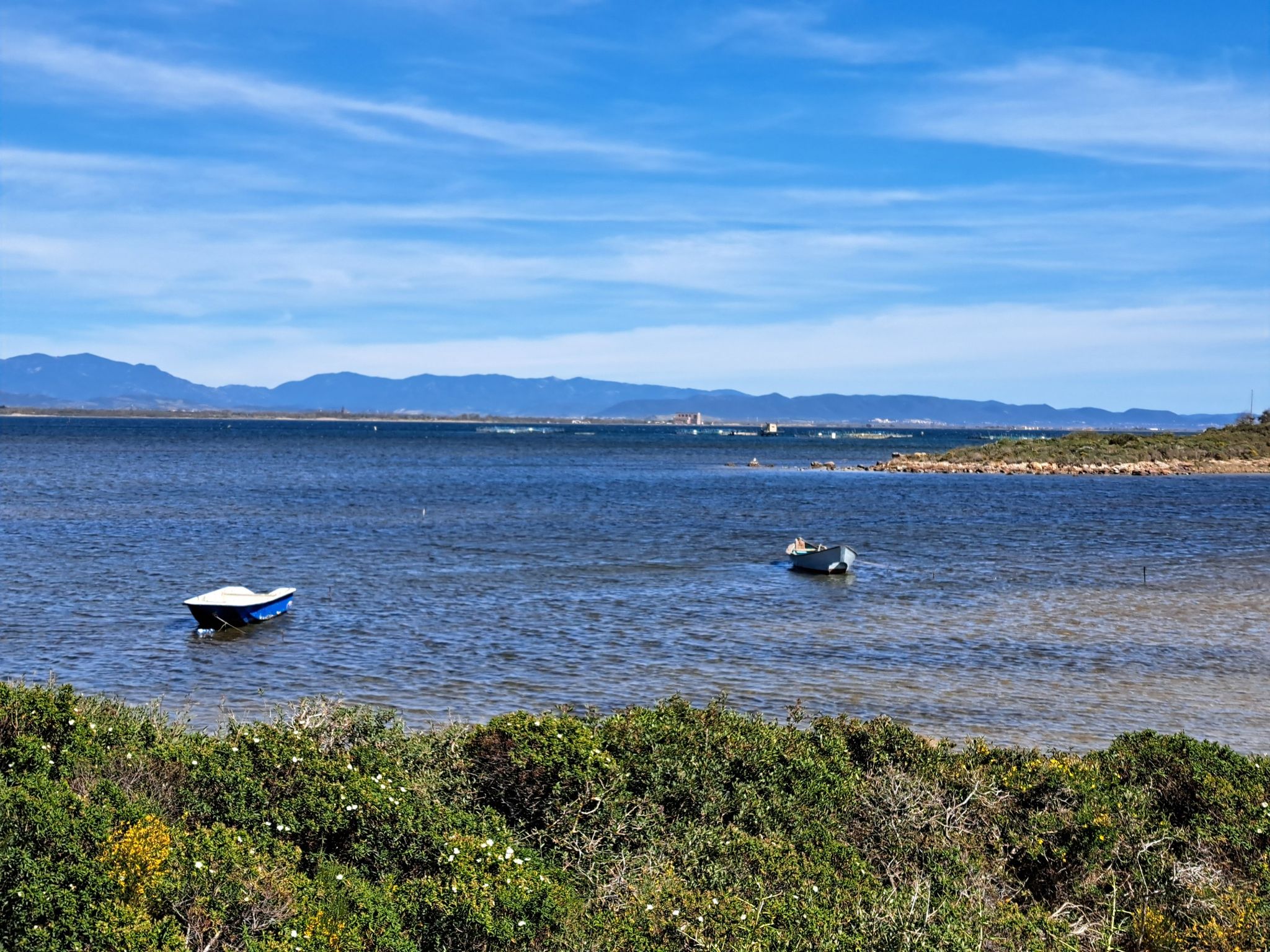 Blick hinüber zur Hauptinsel (Sardinien)