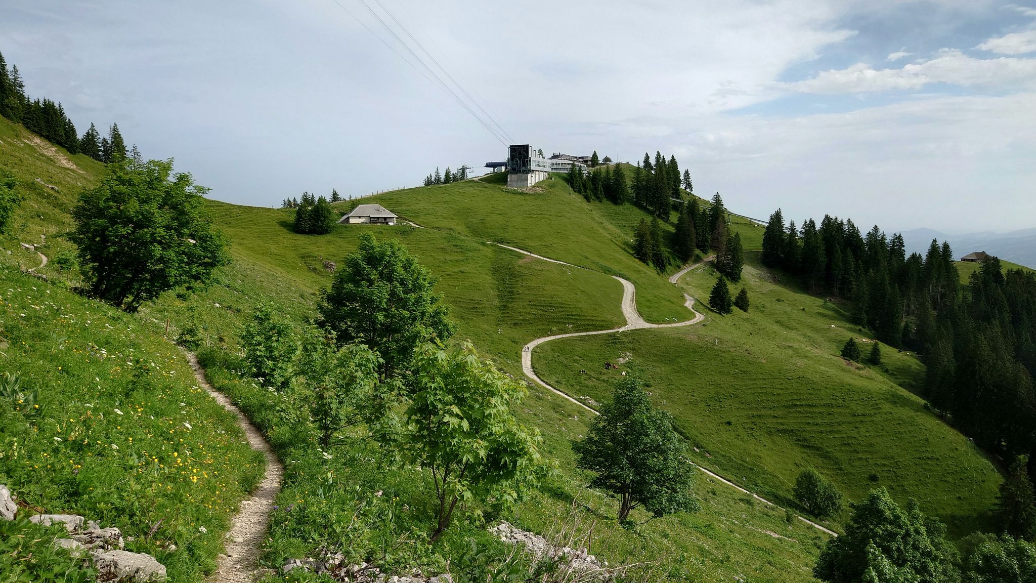 Rückblick zur Mittelstation. Standseilbahn - Luftseilbahn