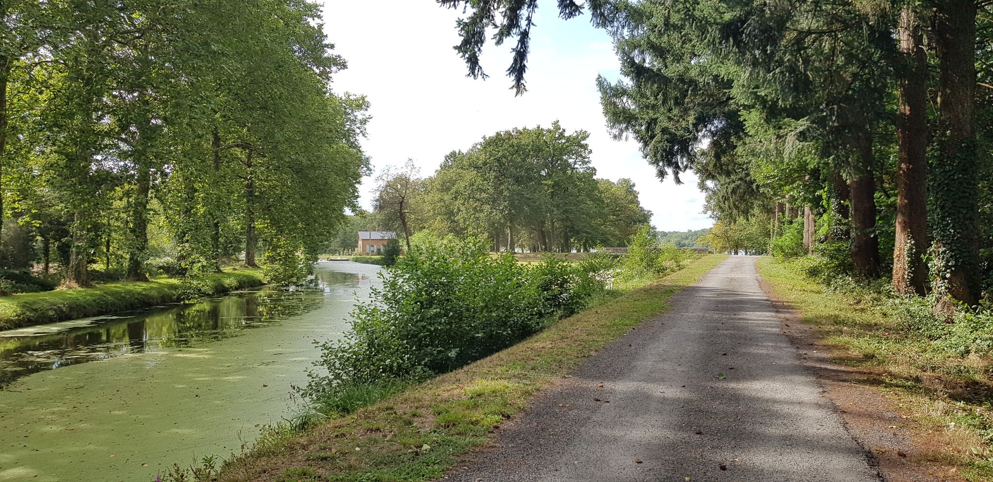 écluse sur le canal de la Sauldre