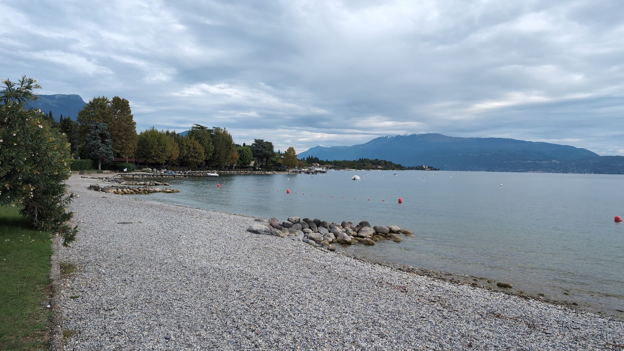 schöner Kiesstrand