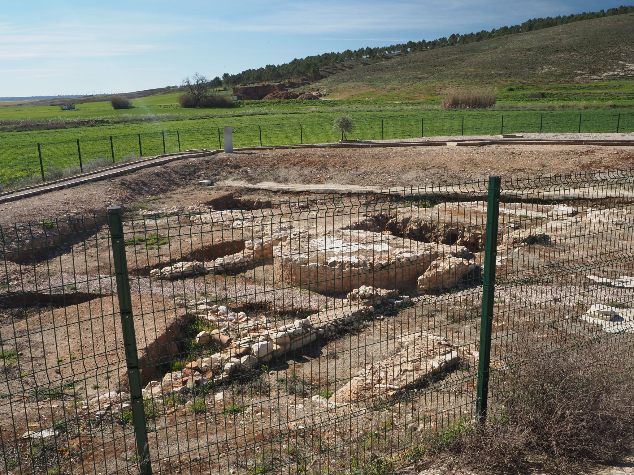 Restos arqueológicos en la salida del Cañavate