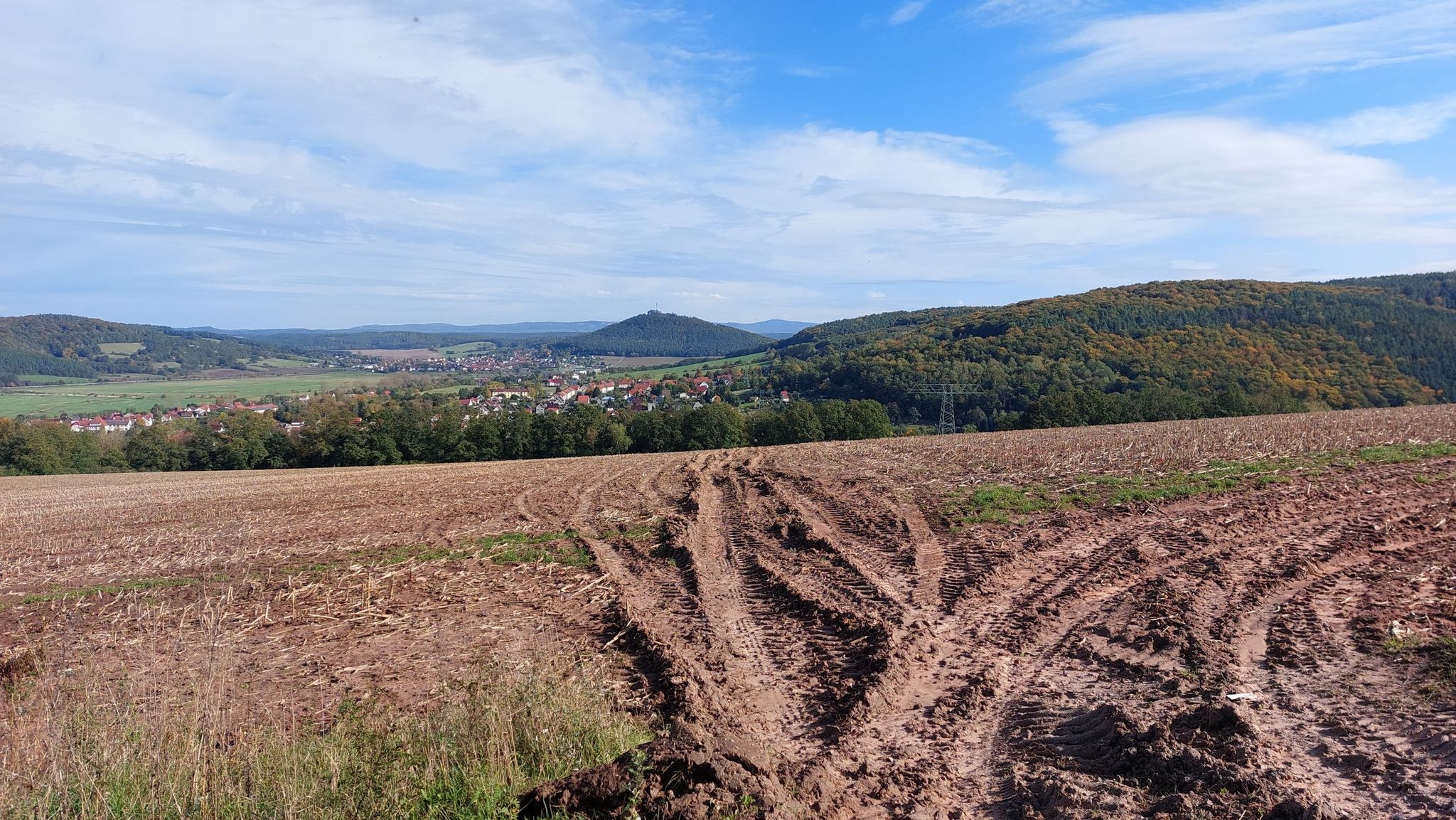in der Mitte Krayenberg /-burg, rechts dahinter der Inselsberg