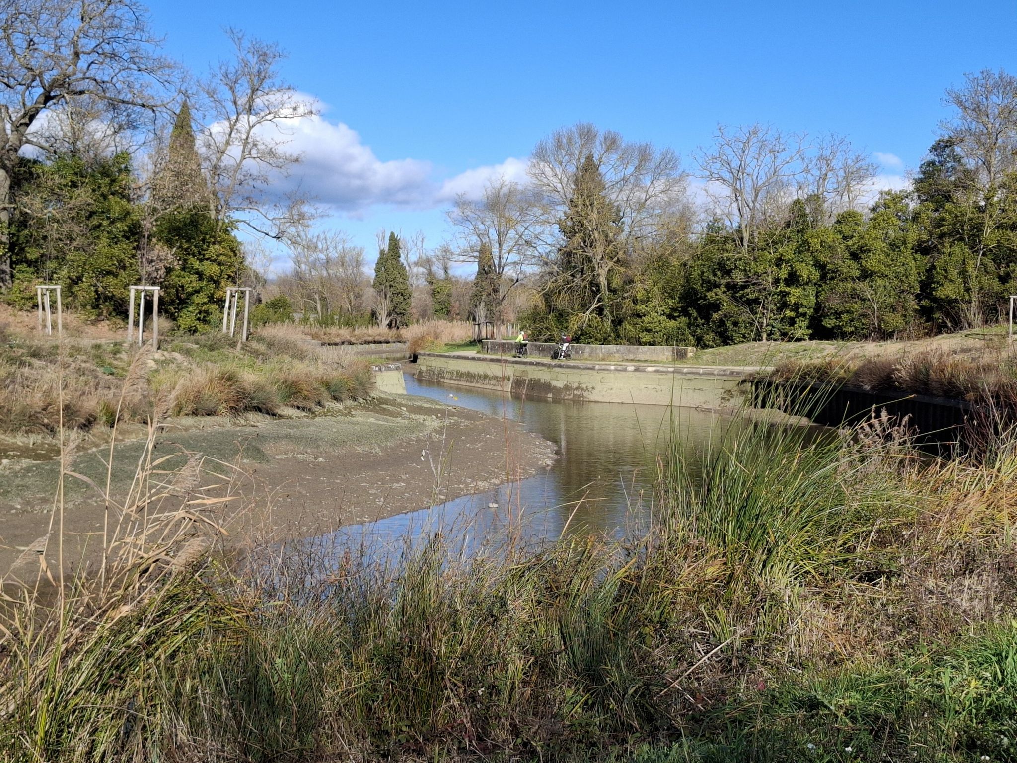 Période  de chômage technique pour VNF. Ici, le canal est asséché au niveau du pont-canal de la Jonction.