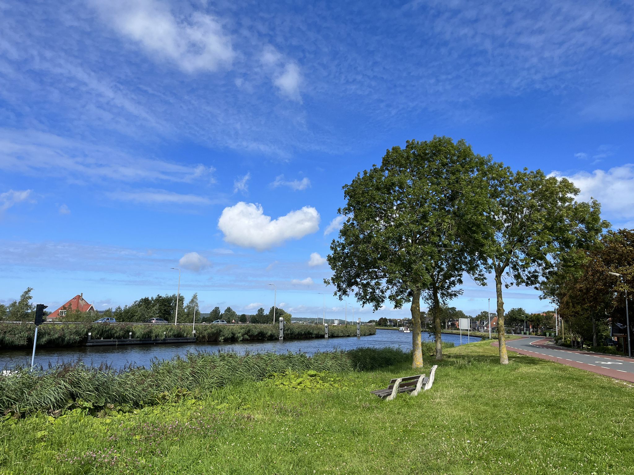 Foto van het Noord-Hollands kanaal, terwijl ik wacht op de geopende fietsbrug aan de Kanaaldijk.