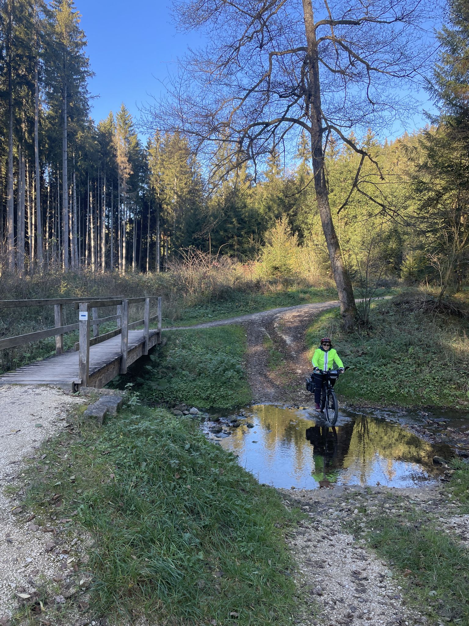 Man hat hier zwei Möglichkeiten den Bach zu überqueren. Über die Brücke oder durch das Wasser. ;-)