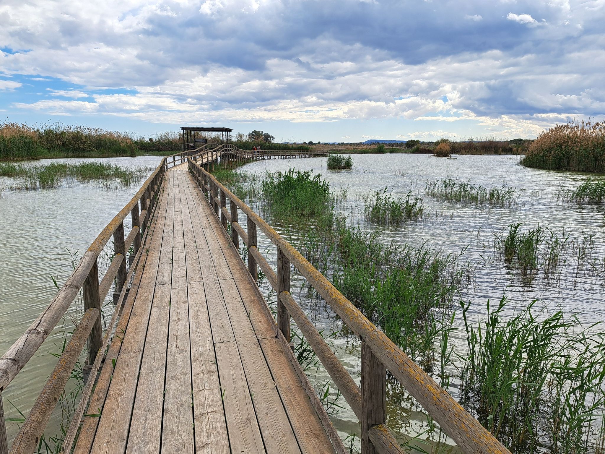 Schöne Besuchervorrichtung: Steg durch den Salzsee