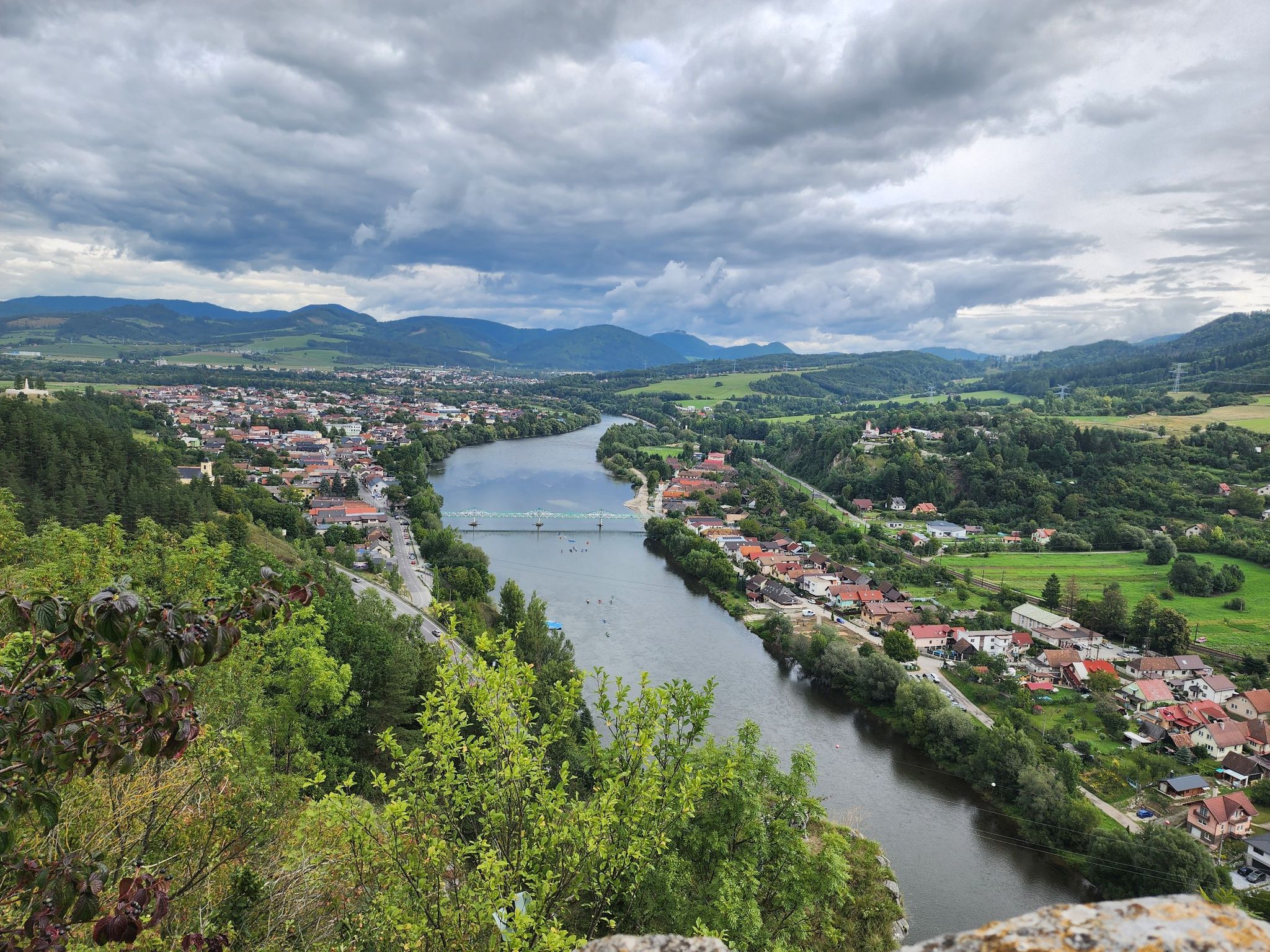 Blick von der Burg auf die Váh
