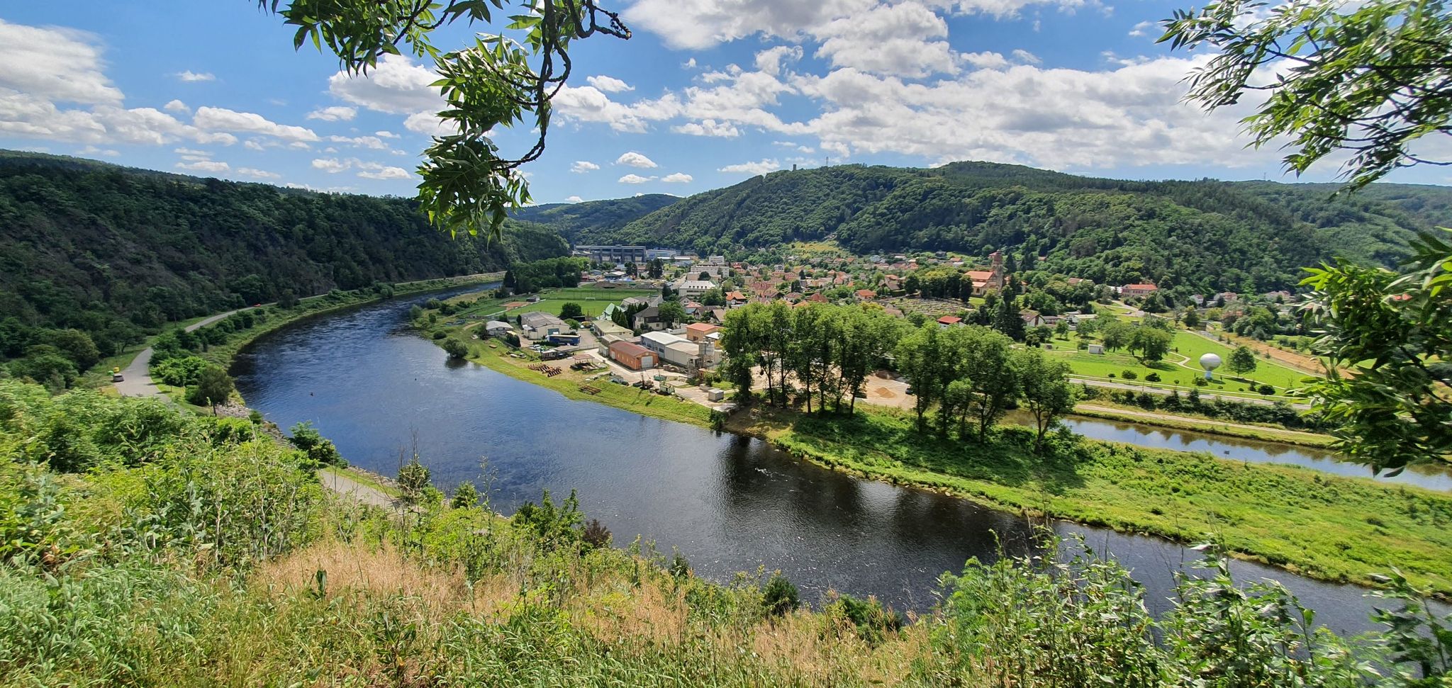 Moldau mit Staudamm 