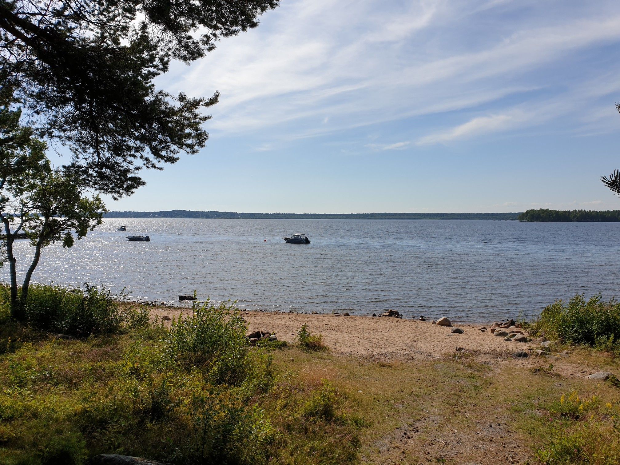 Viele kleine Badestrände am Weg
