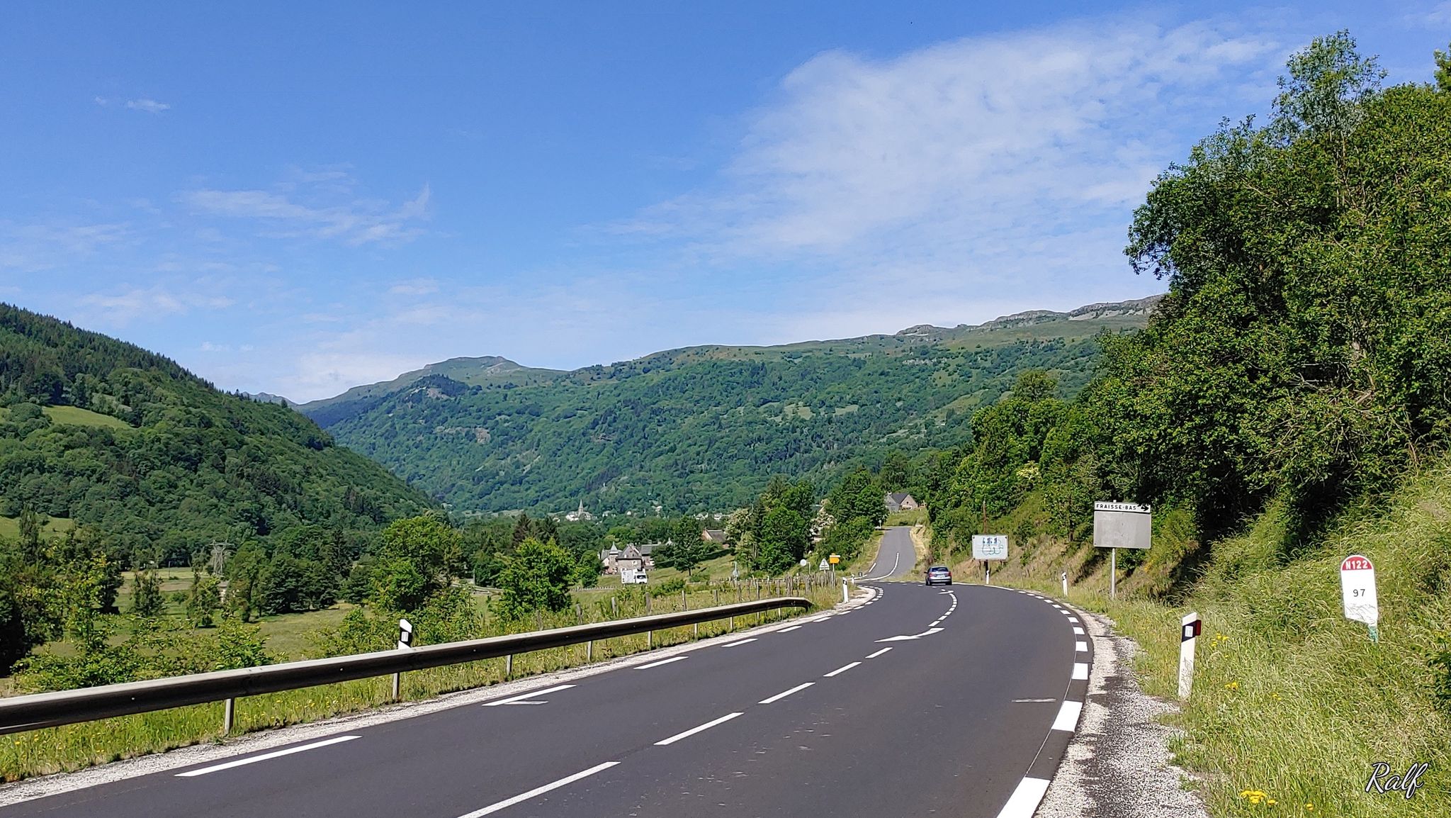 durch die Lücke links, roll ich gleich aufwärts 🚴‍♂️