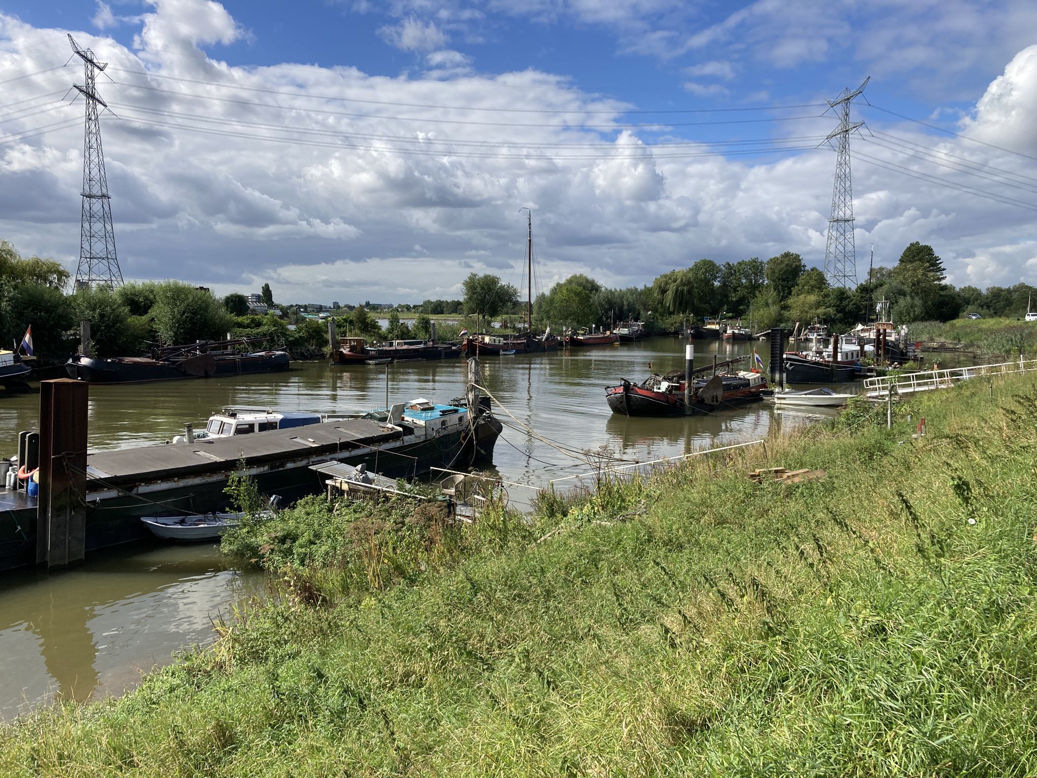Uitgebaggerd voor de kleiwinning ten behoeve van de steenindustrie. Tegenwoordig een woonhaven.