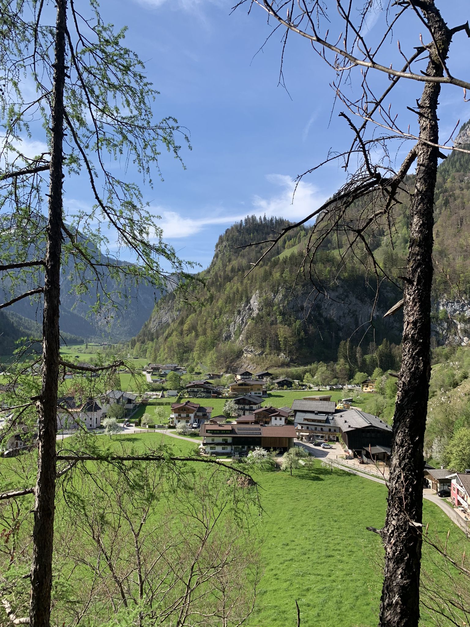 Weißbach liegt noch in der Sonne, wie unser Klettersteig