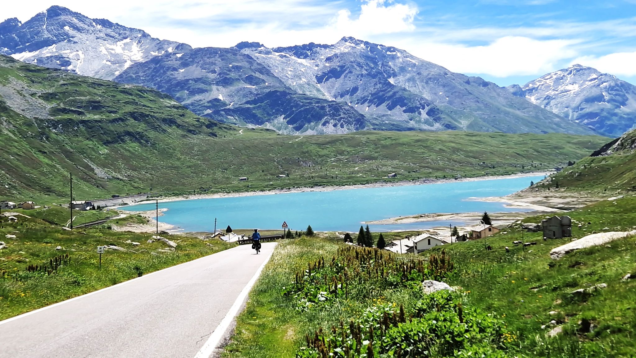 Schon bald nach Beginn der Abfahrt Richtung Süden erreicht man den Lago di Montespluga