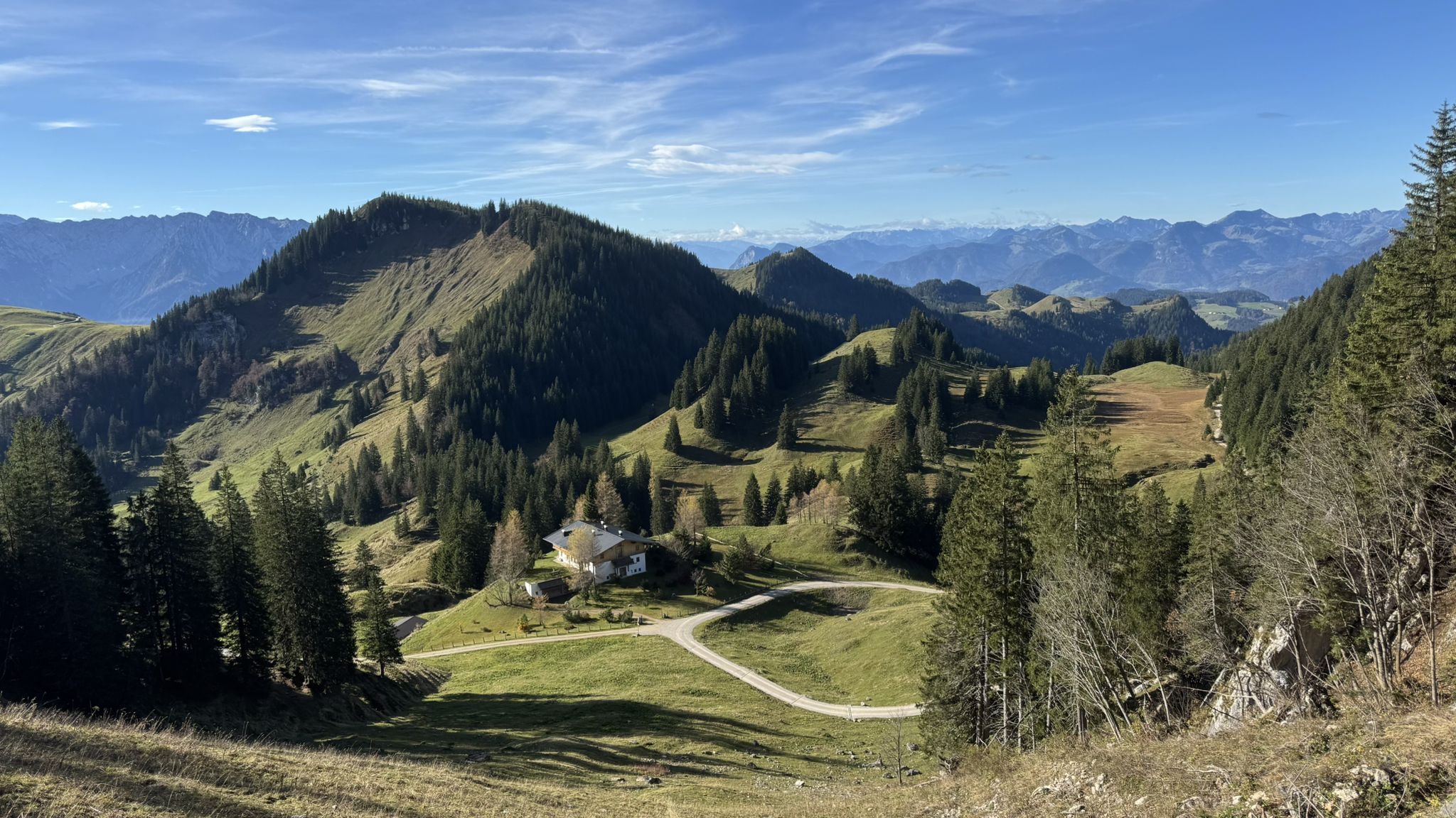 Priener Hütte von oben mit Panorama