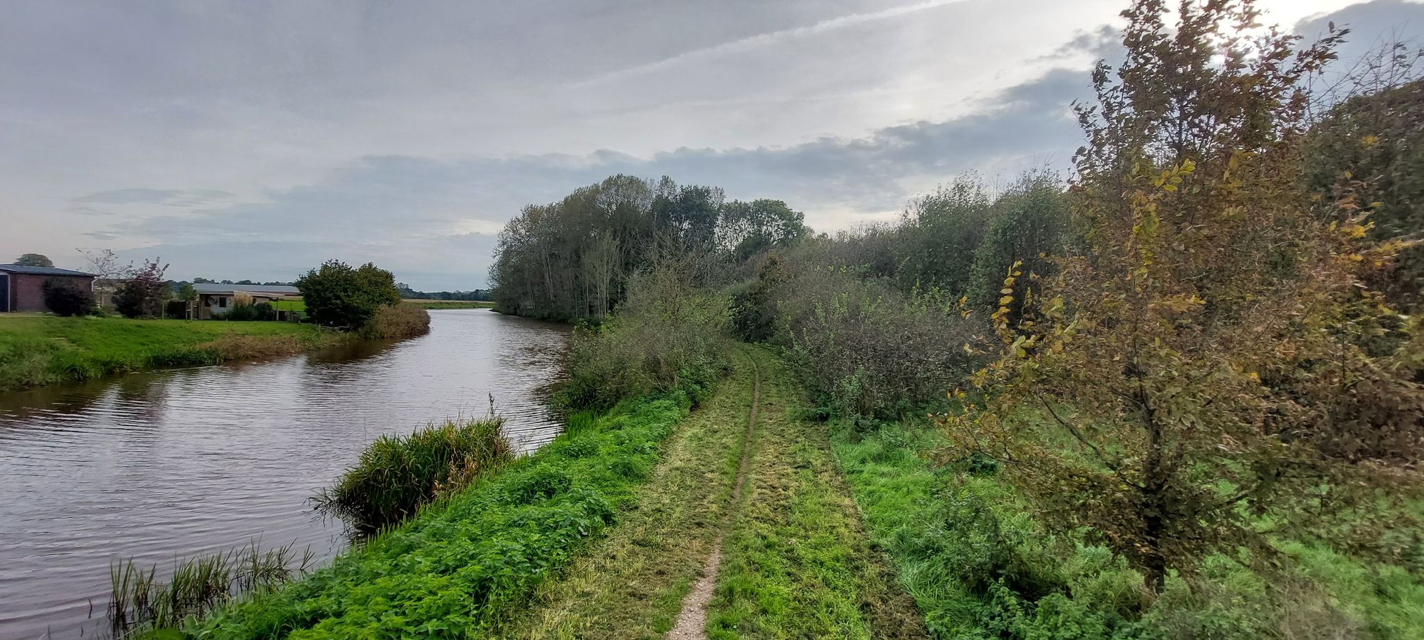 Een singletrack met gravel in de ondergrond
