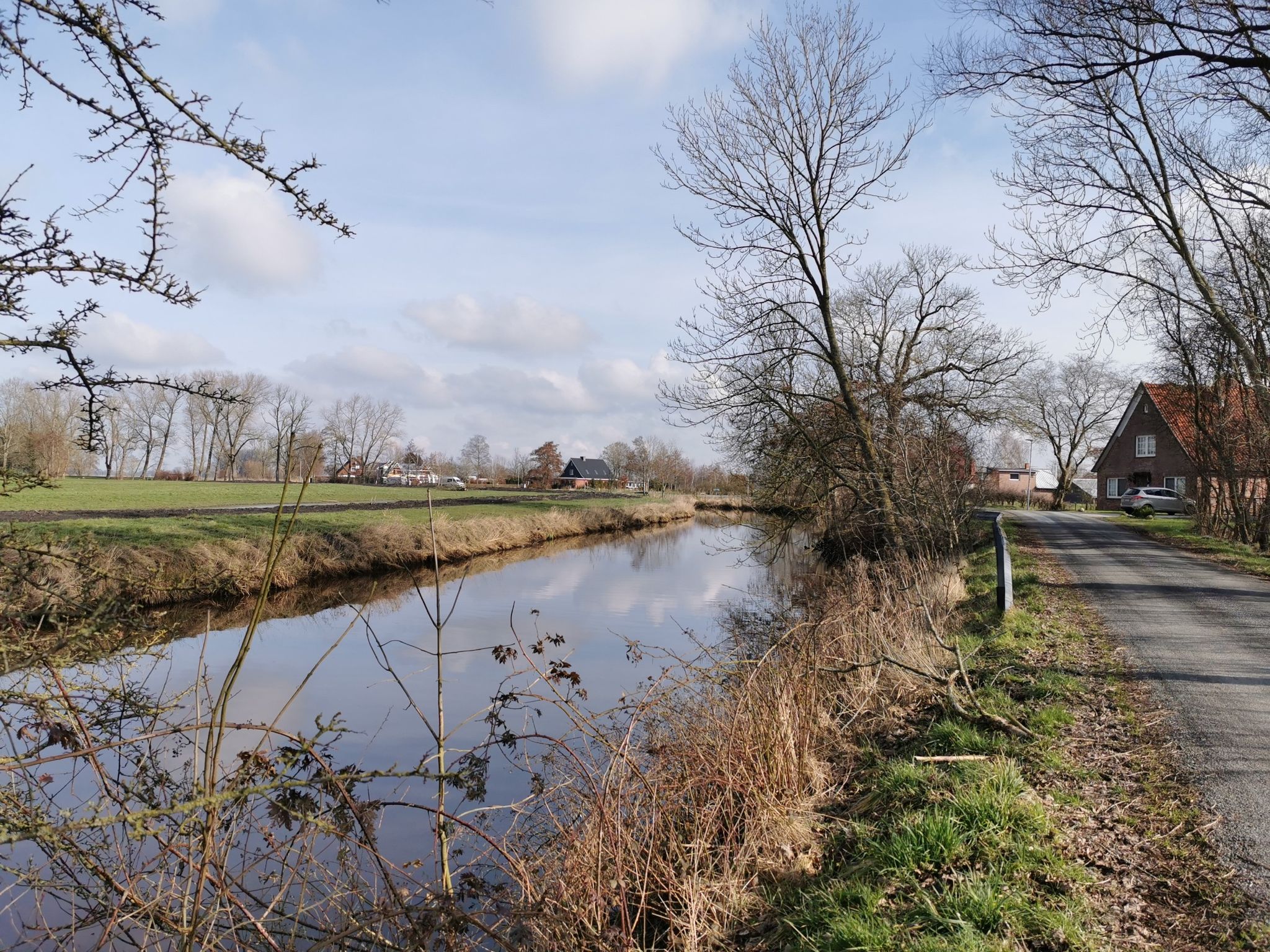 schön der Medem entlang auf ruhiger Nebenstraße