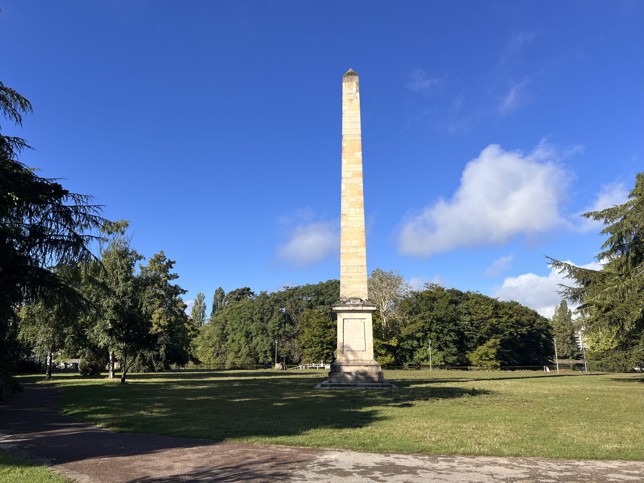 der Obelisk erinnert an die Einweihung des Burgund-Kanals