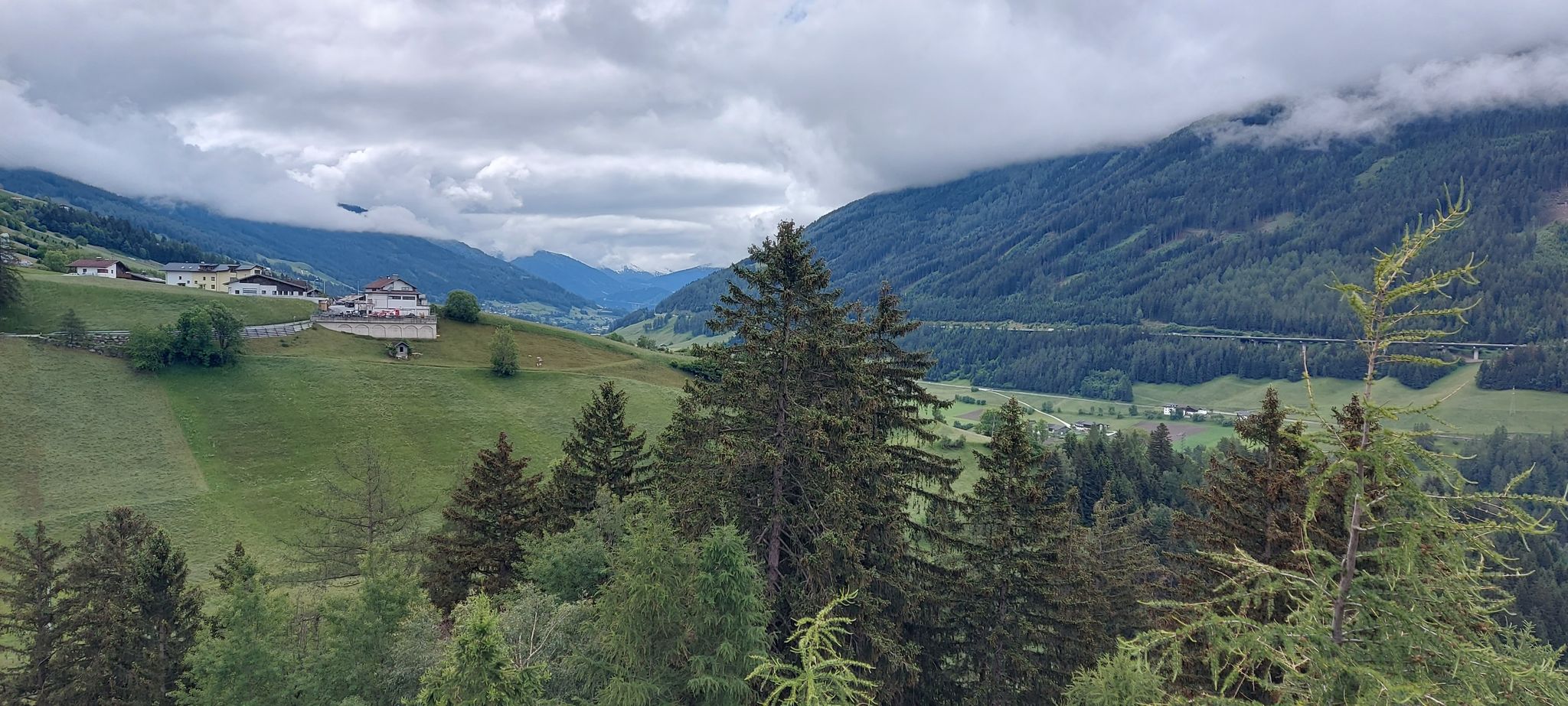 im Hintergrund die Brenner Autobahn