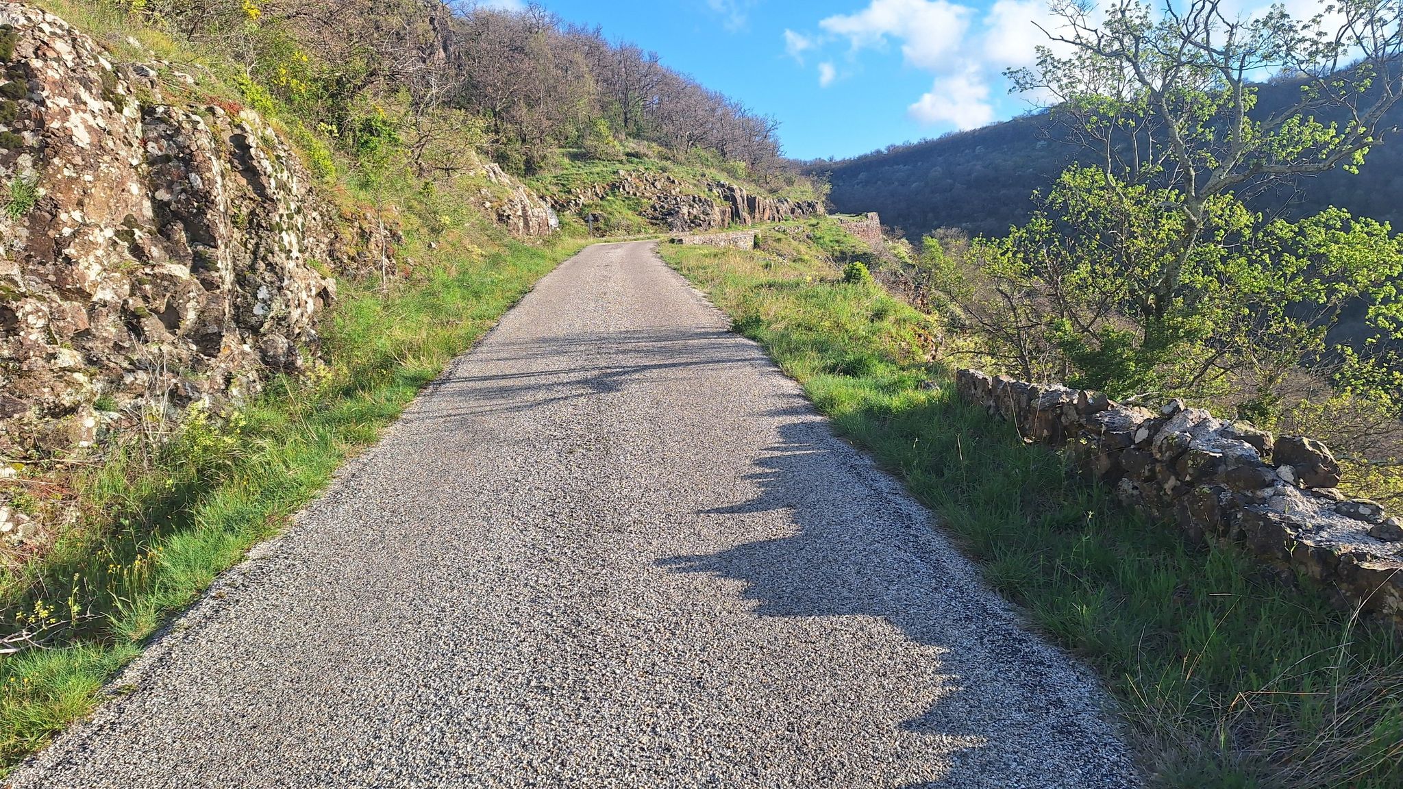 Montée de Berzème, le vent est fort et accentue la pente.