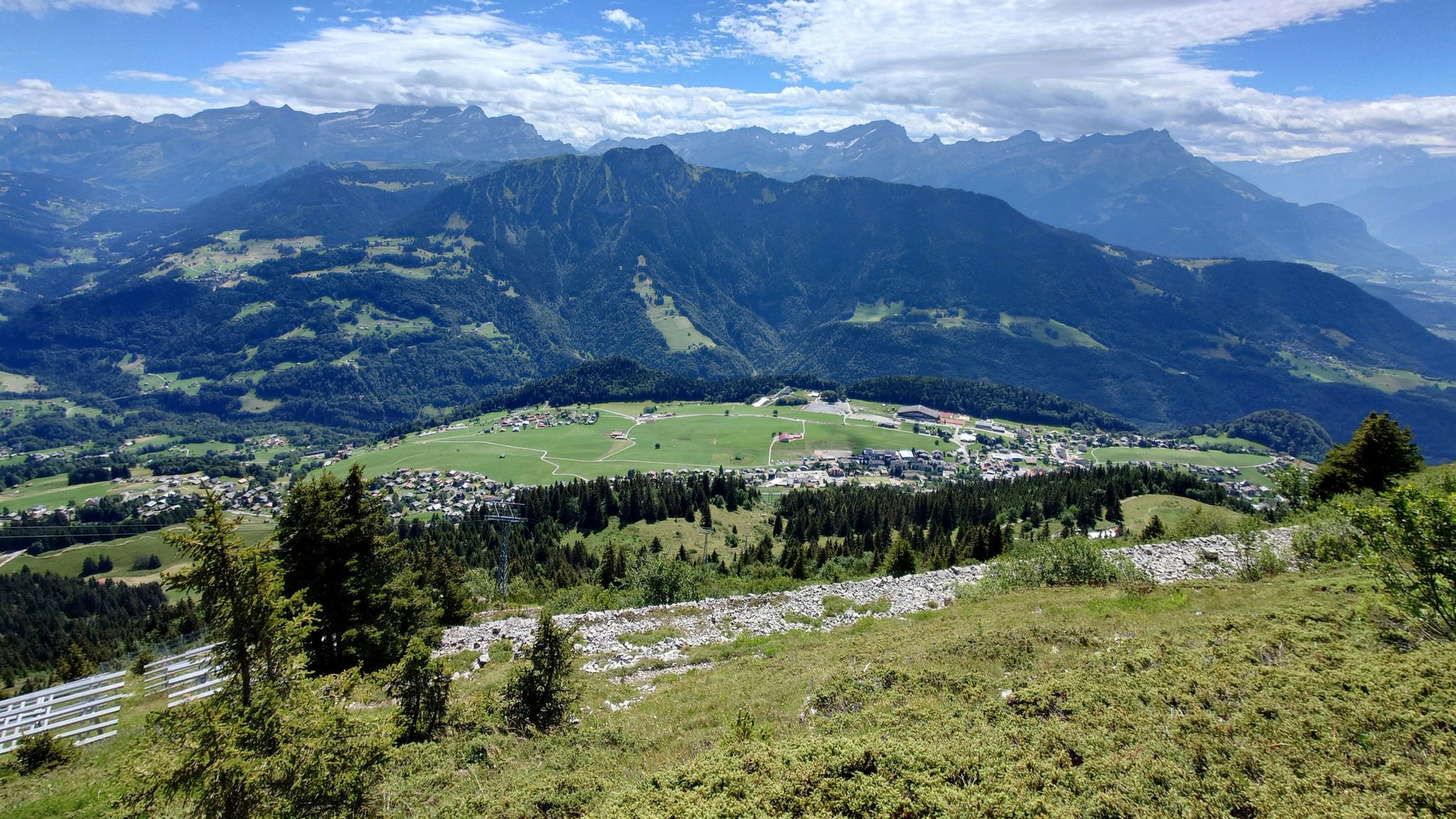Sicht nach Leysin. Grosser Berg gleich hinten dran Chamossaire 2113m. Auf der Rückseite ist das Skigebiet Villars-Gryon.
