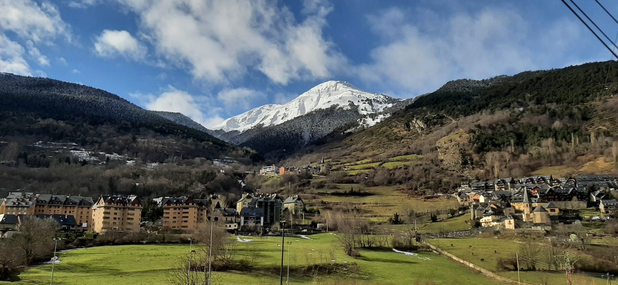Casau als peus del Montcorbison