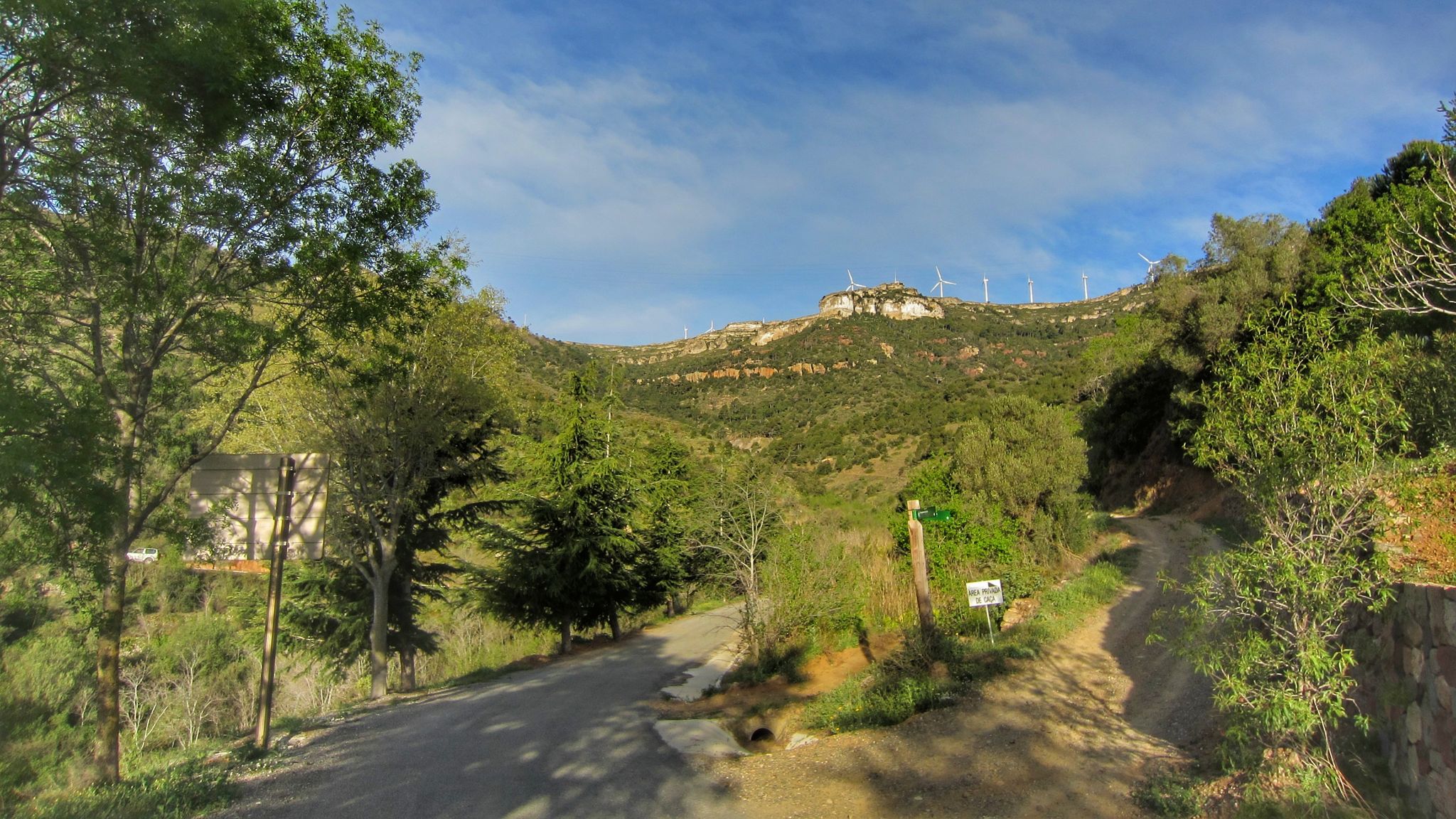Cruïlla on comencem, per la dreta, la pujada a la Serra de l'Argentera, seguint el GR 7