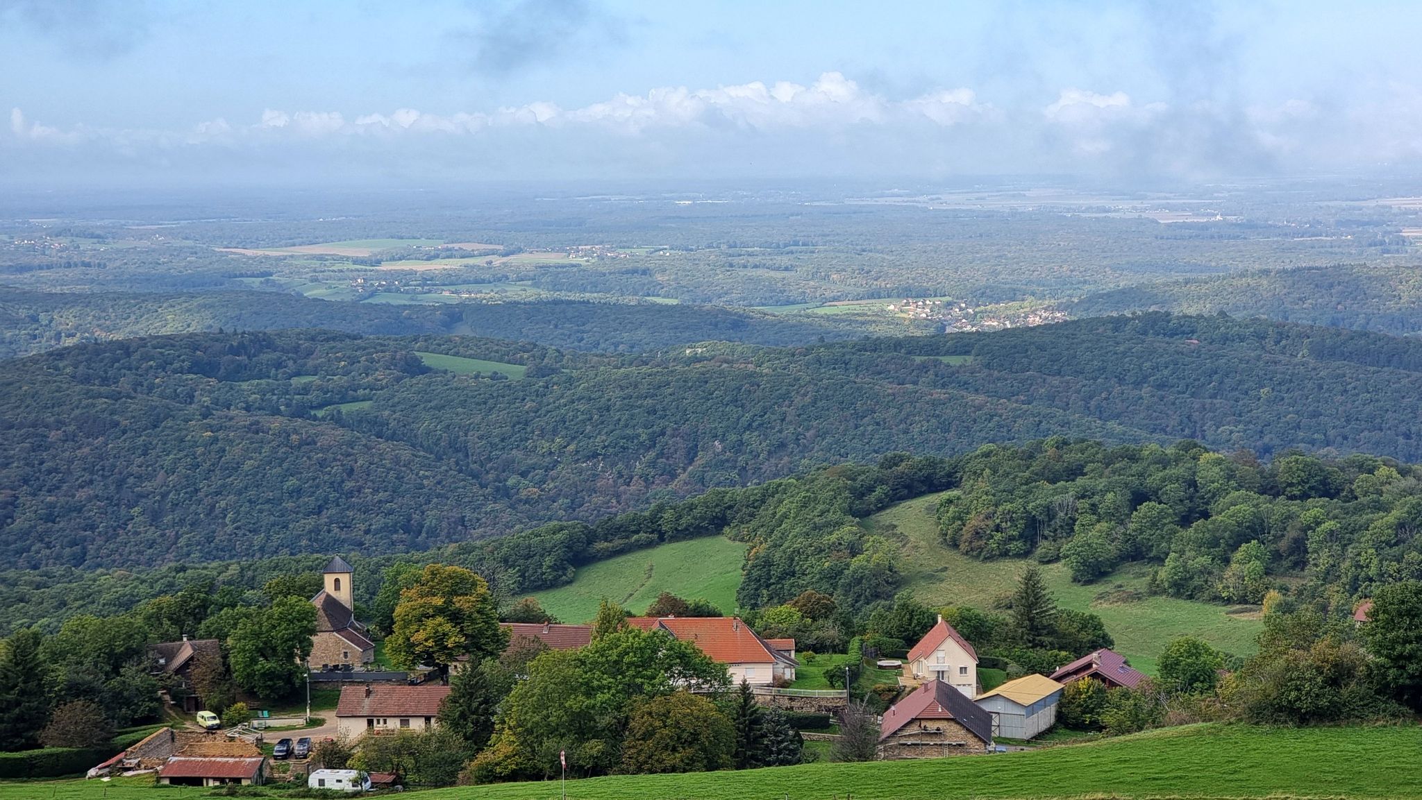 Rückblick nach St. Thiébaud, winziger Weiler mit prachtvoller Aussicht!