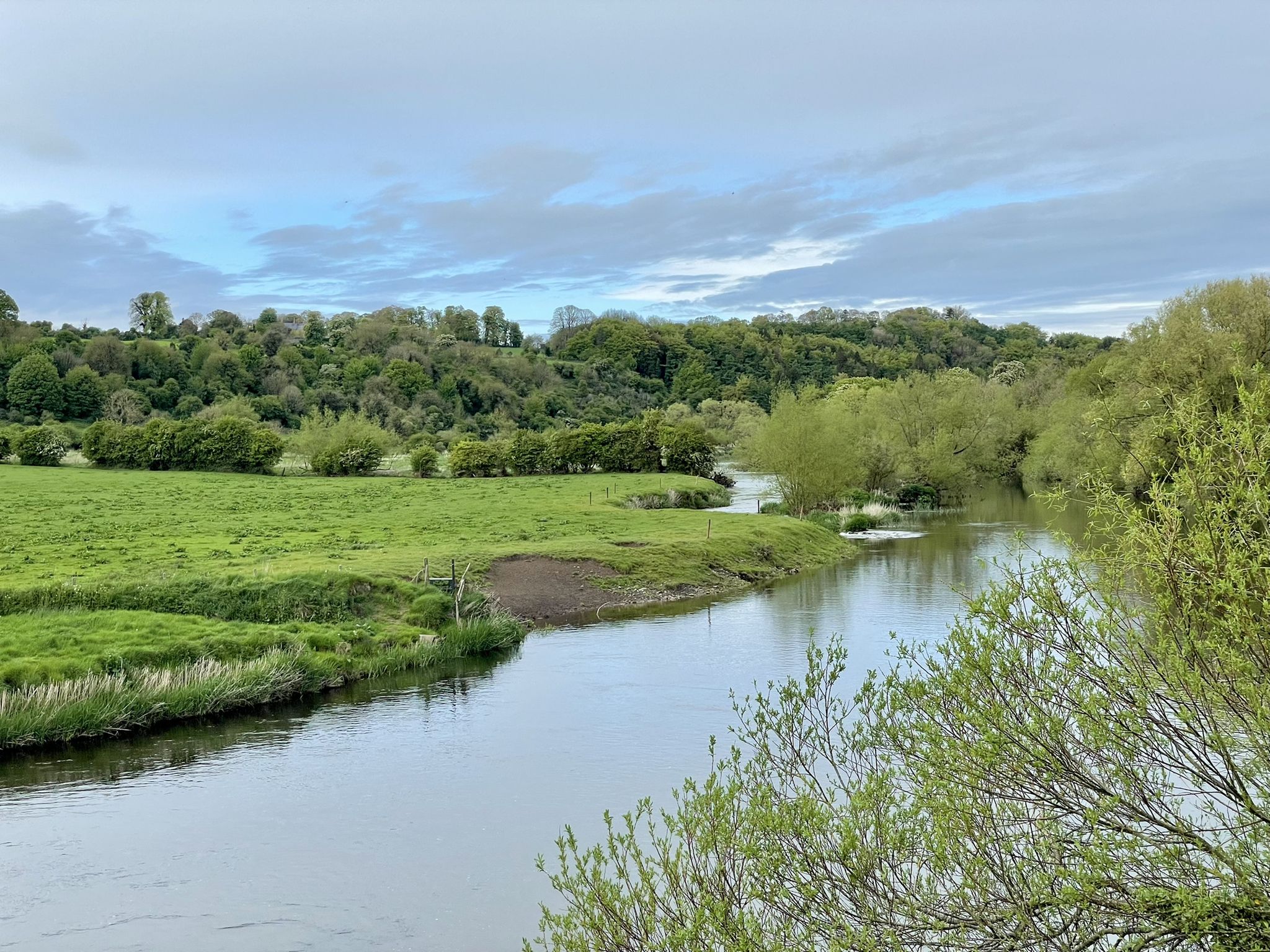 Fluss Boyne, in dessen Biegung die Hügelgräber liegen
