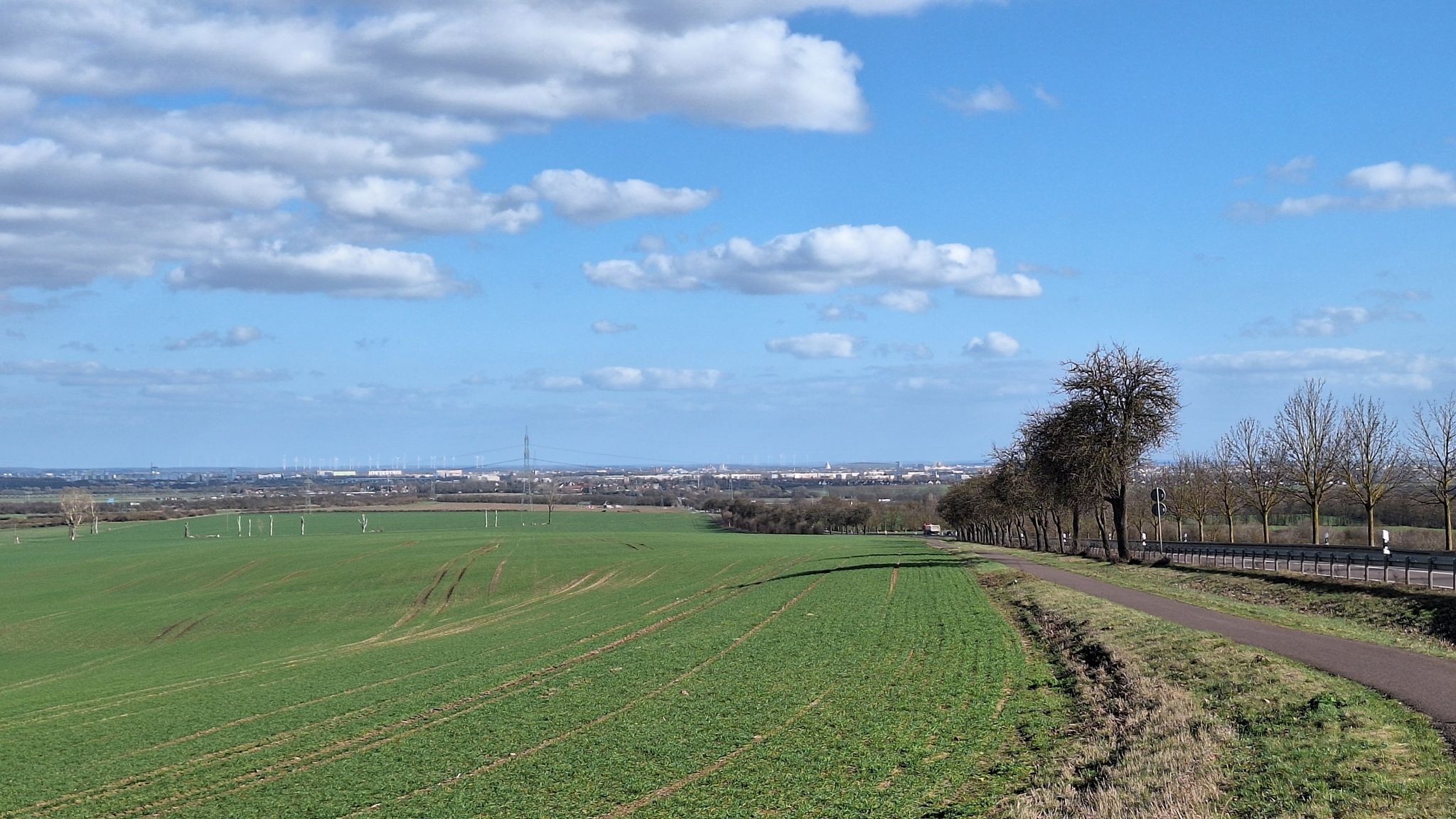 Der Jahrtausendturm in der Ferne auf dem Foto kaum auszumachen