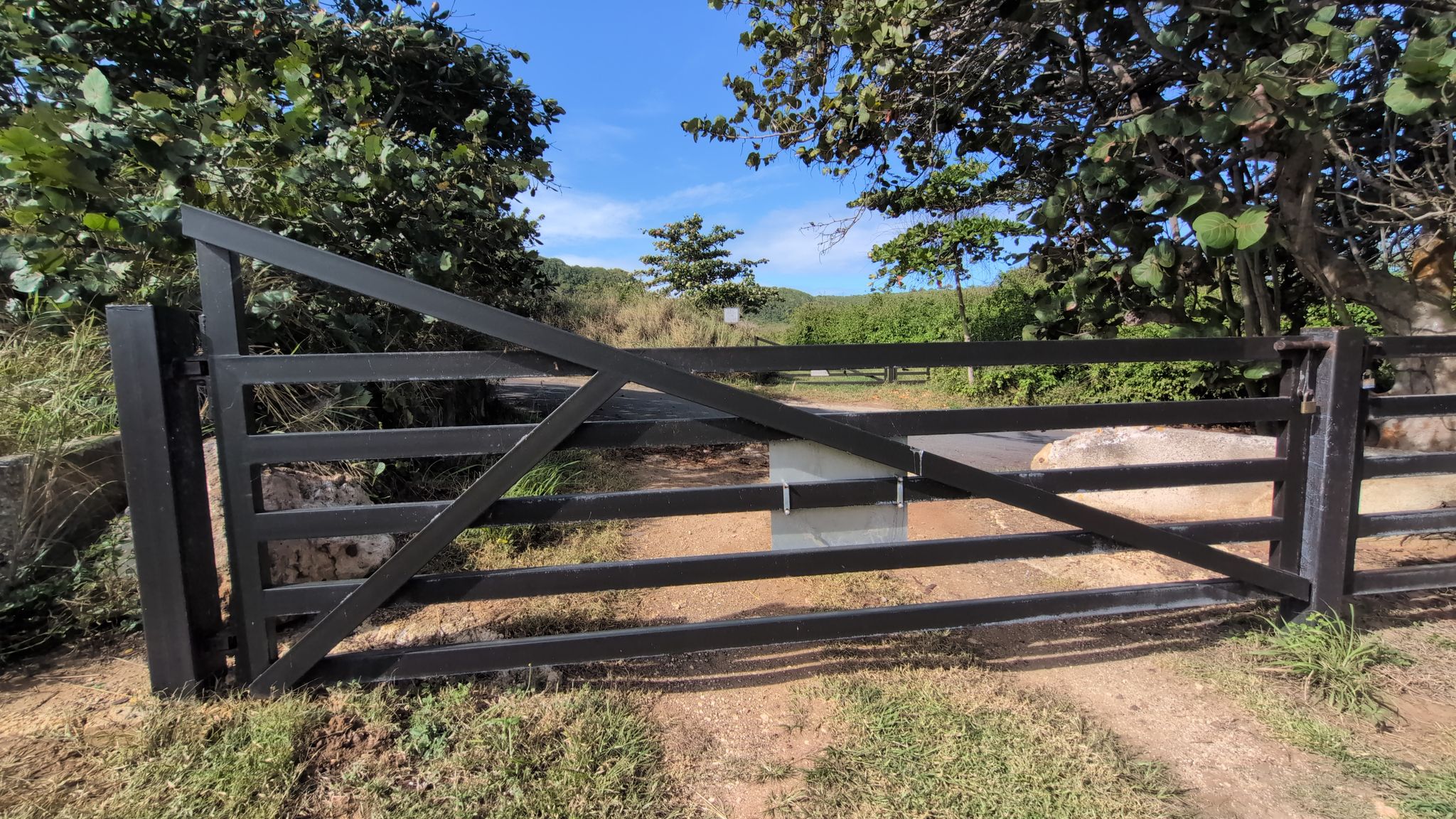 dumb gate. you can lift your bike over the rock but this is stupid