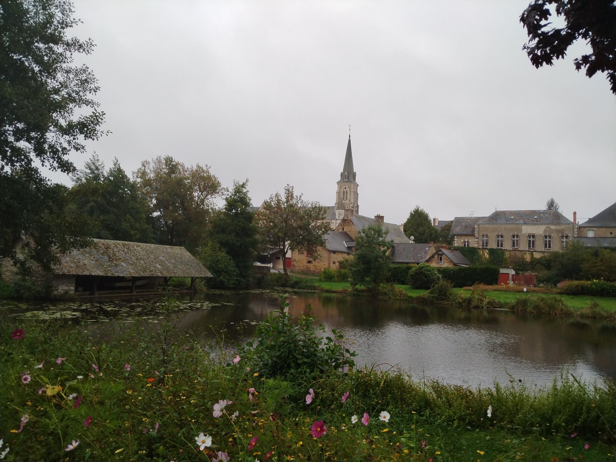 Vue sur la cité de caractère d'Armaillé   ( la comté )