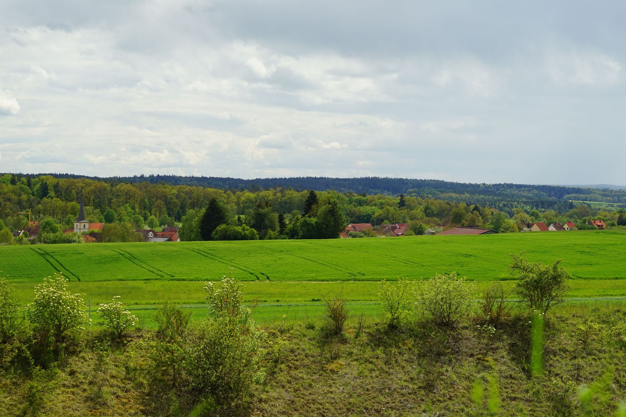 Blick über die BAB 71 nach Sondheim in Bayern