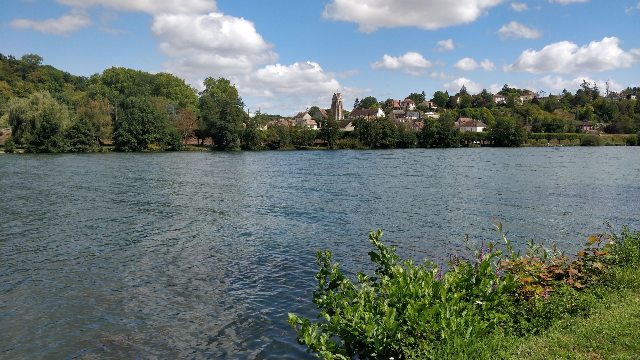 vue sur l'église de Fontaine-le-Port