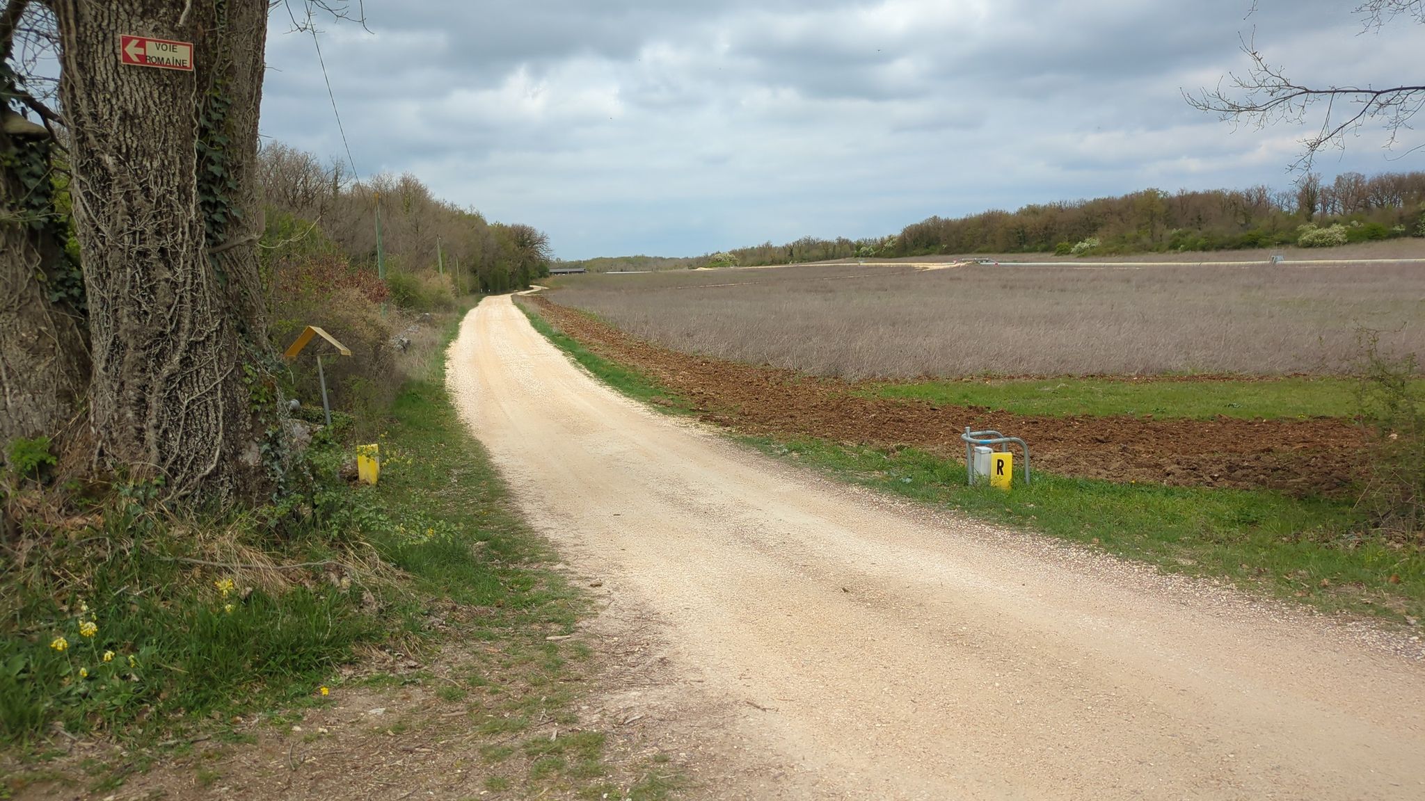 à la sortie du chemin, prendre à gauche sur ce sentier.
