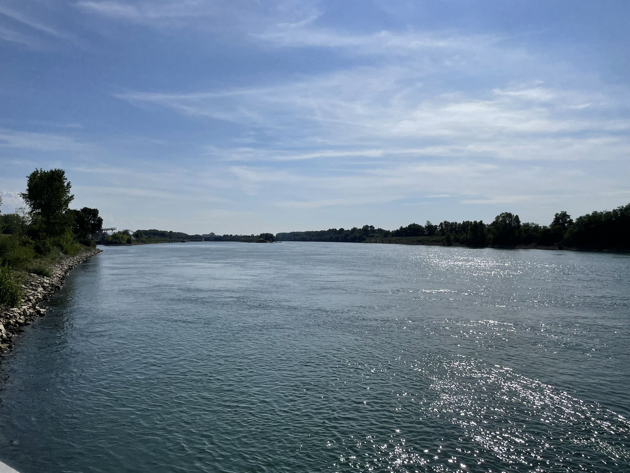 Blick von unter der Brücke zur Staustufe Iffezheim