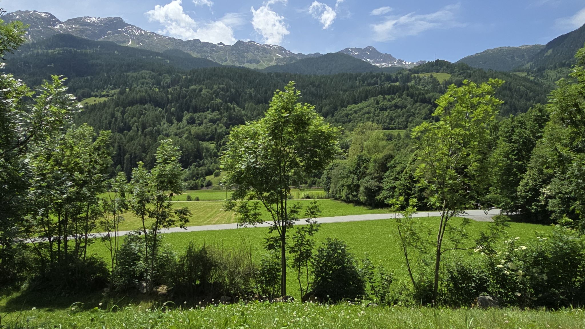 mit toller Aussicht auf die umliegenden Berge