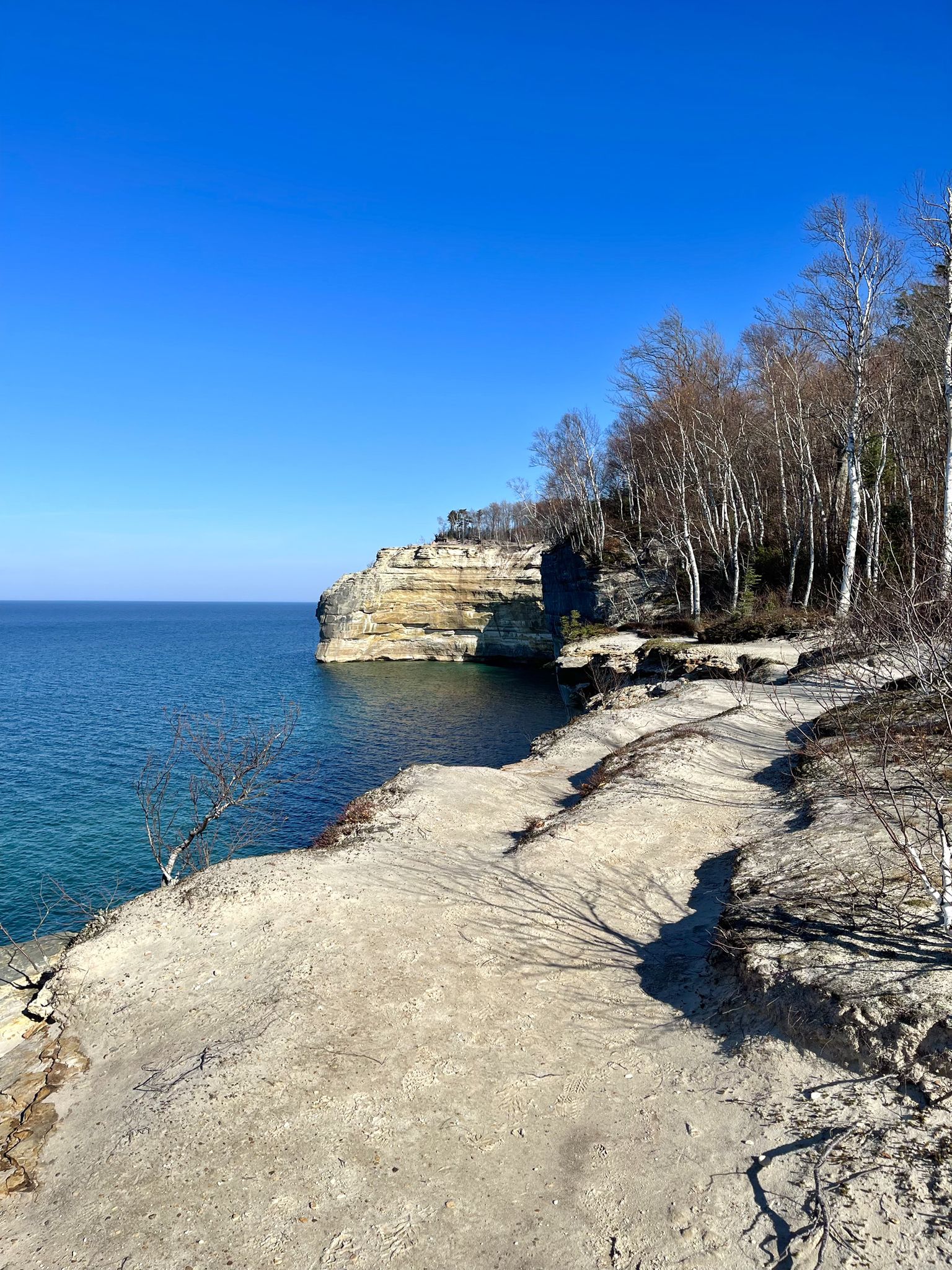 Sandy path along a cliff overlooking clear blue water on a sunny day. - Little Beaver Lake to Chapel Rock Loop