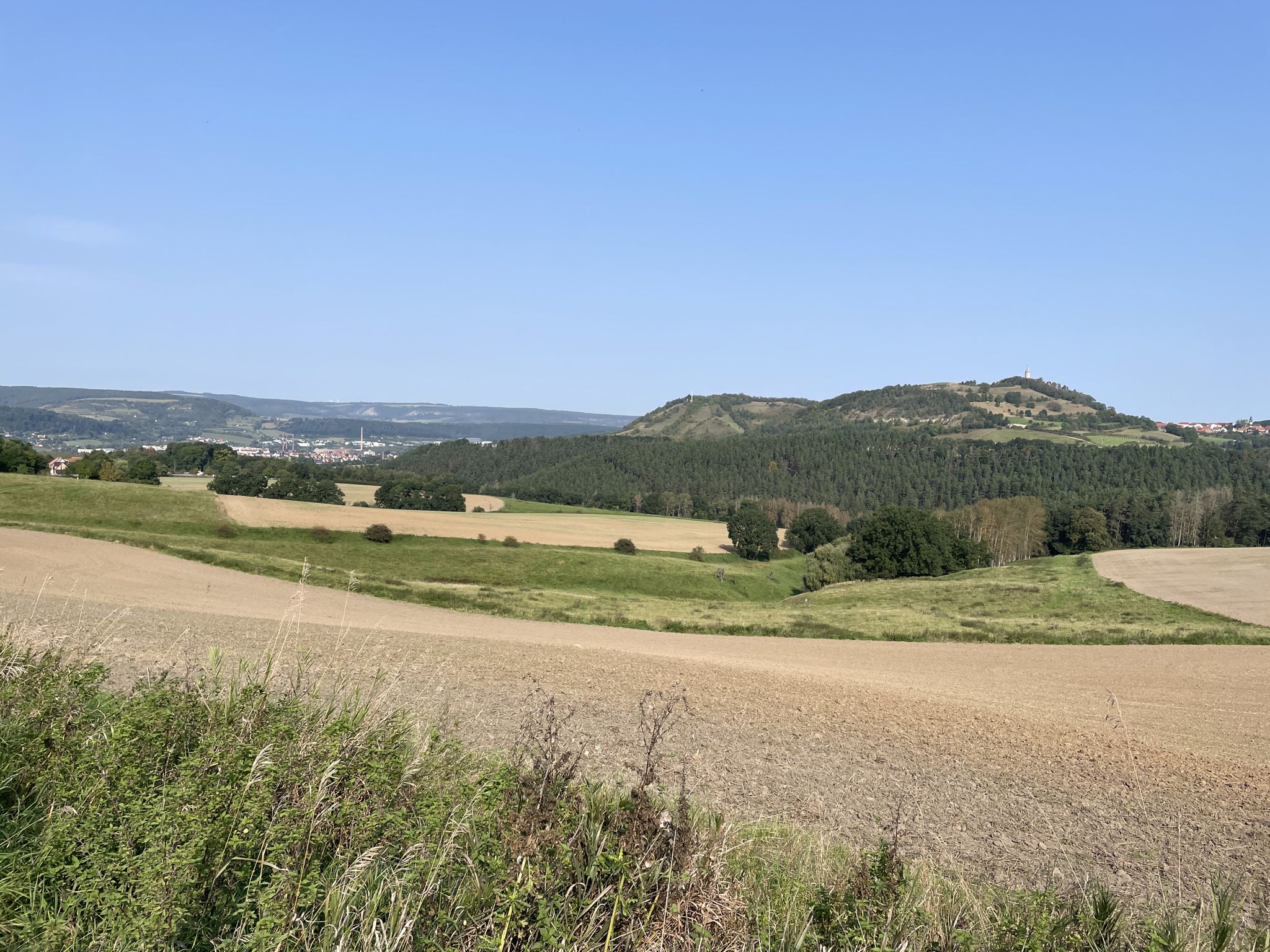 Blick auf Kahla, oben rechts die Leuchtenburg