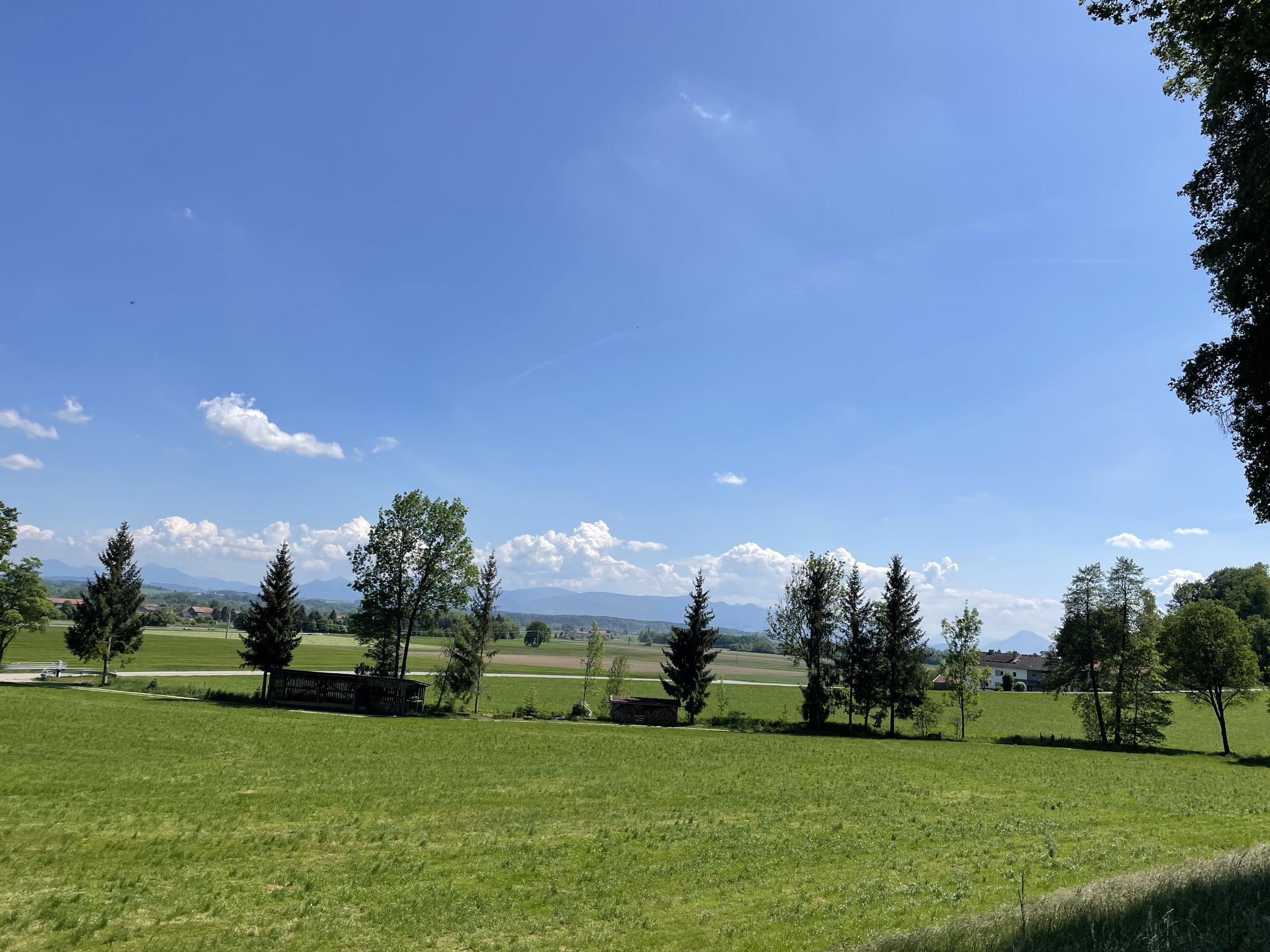 Blick vom Kapellenweg in Richtung Berge