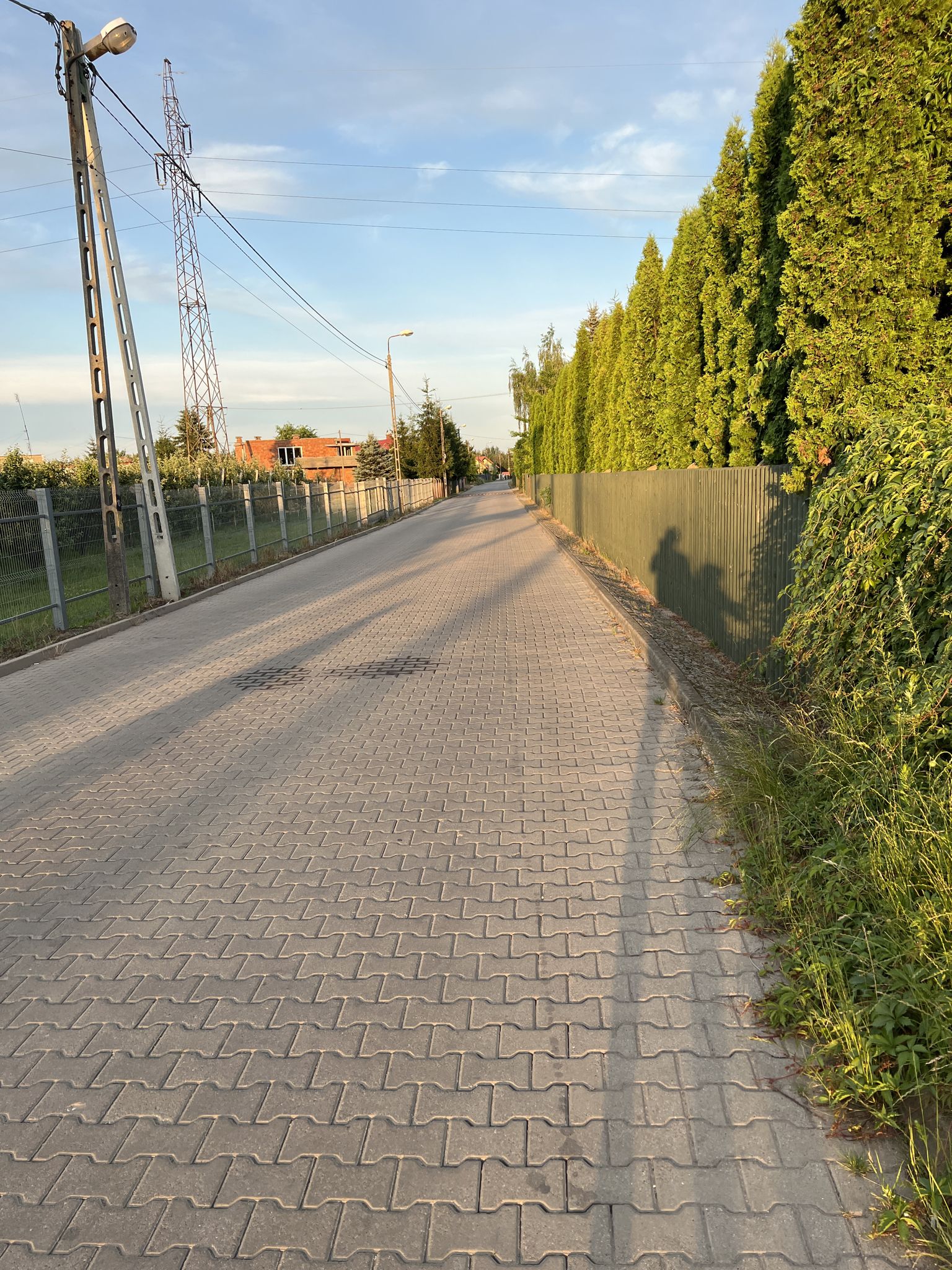 eine der vielen Straßen ohne Gehweg
