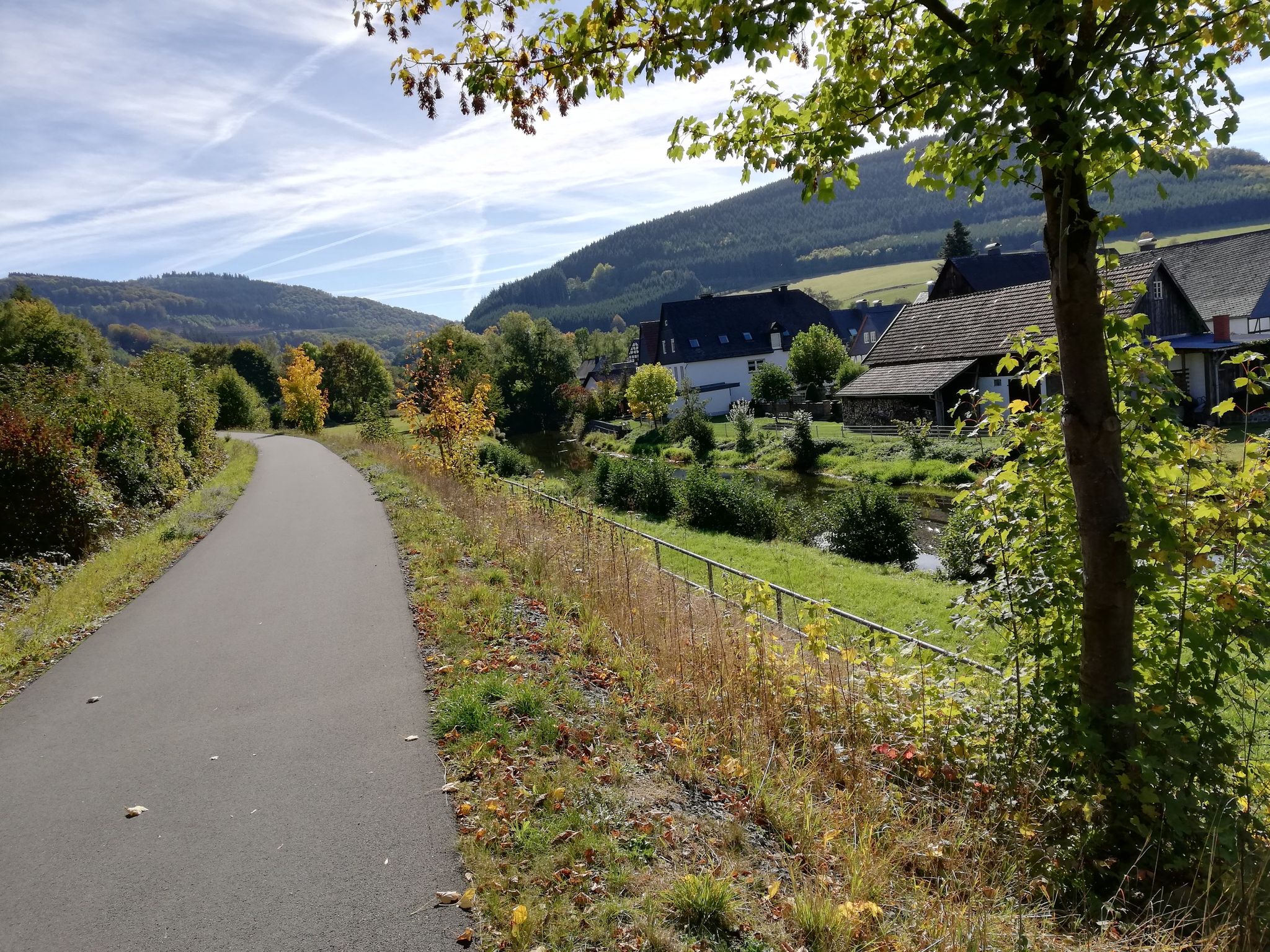 Radweg in Berge mit Wenneufer