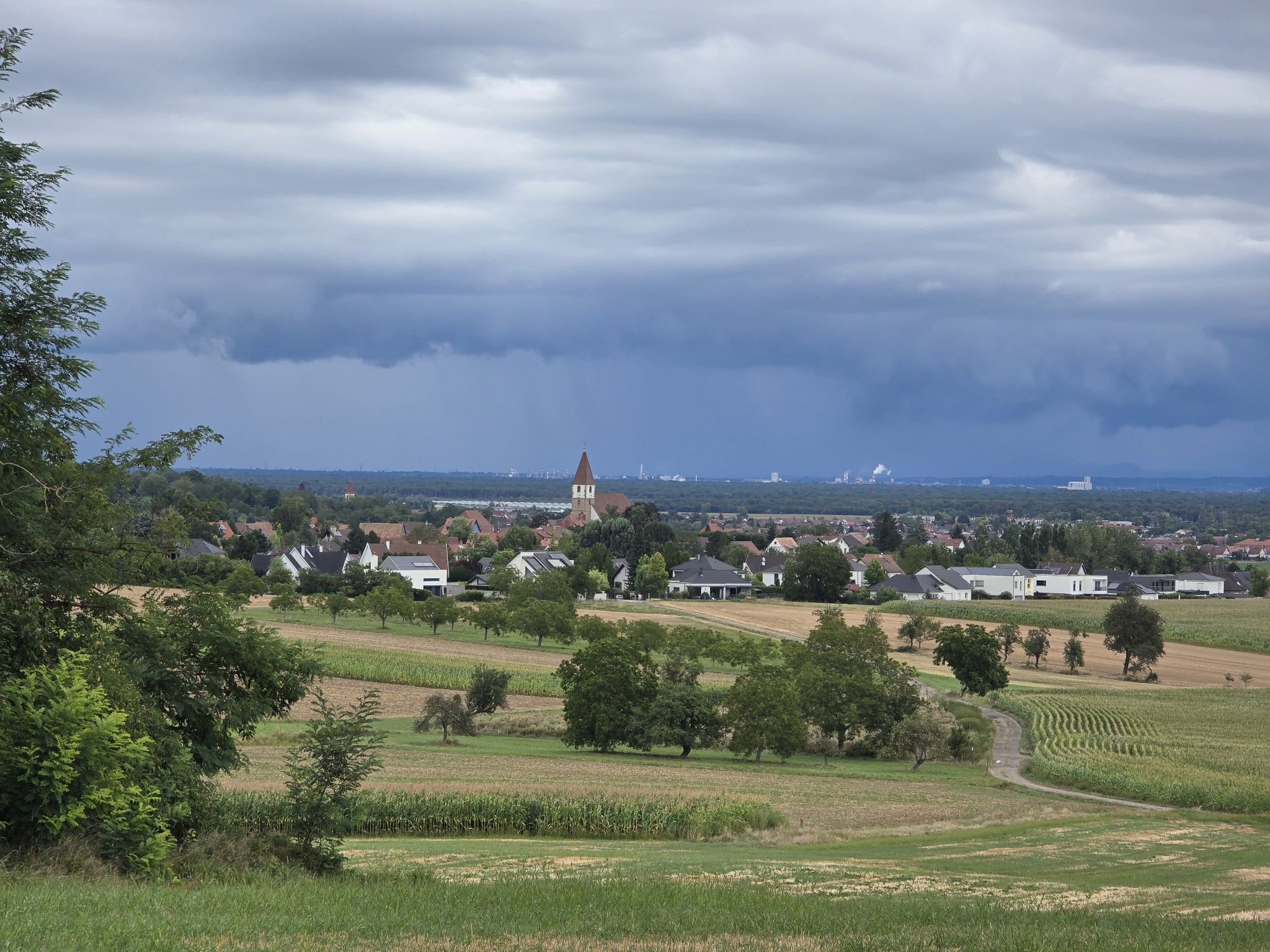 Escentzwiller avec un ciel menaçant du côté de la Forêt Noire...
