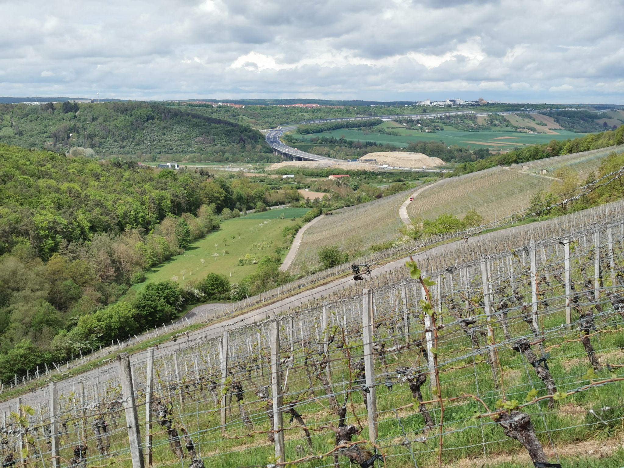Blick über die Weinberge zur Baustelle A3