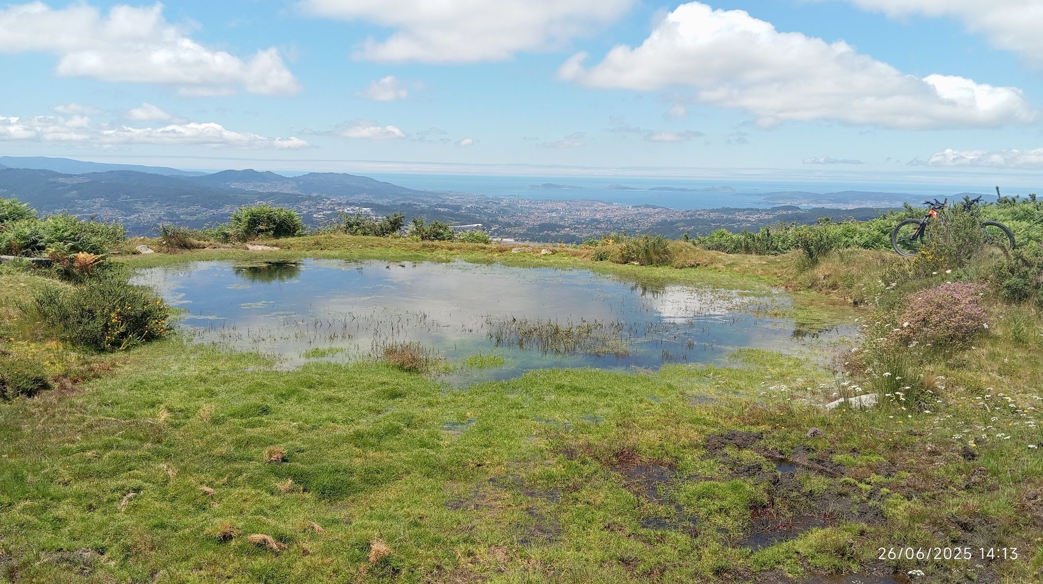 Laguna en lo alto del Galleiro con vistas a la Ría de Vigo.